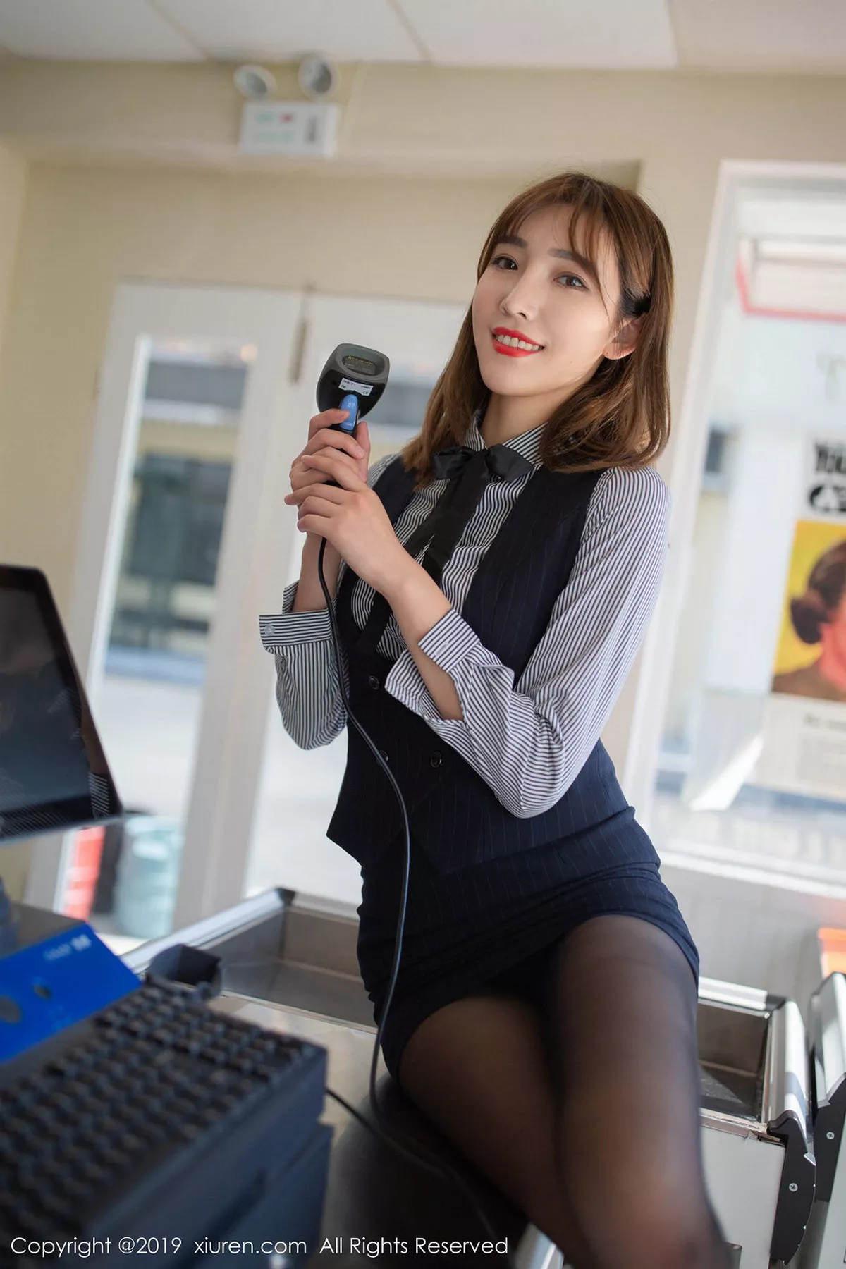 秀人集.com_[XiuRen秀人网]No.1748_嫩模陆萱萱便利店主题性感职场装半脱露超薄黑丝裤袜诱惑写真76P