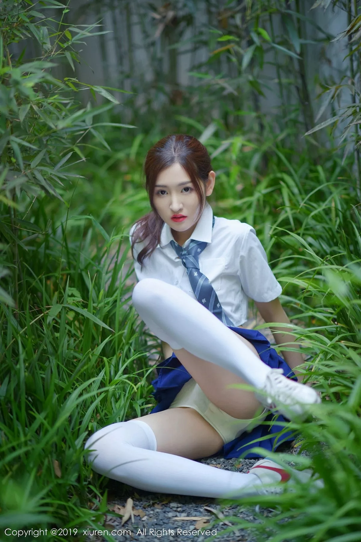 秀人集.com_[XiuRen秀人网]No.1733_嫩模沈梦瑶户外清爽学生装大胆半脱露白色蕾丝内衣诱惑写真60P