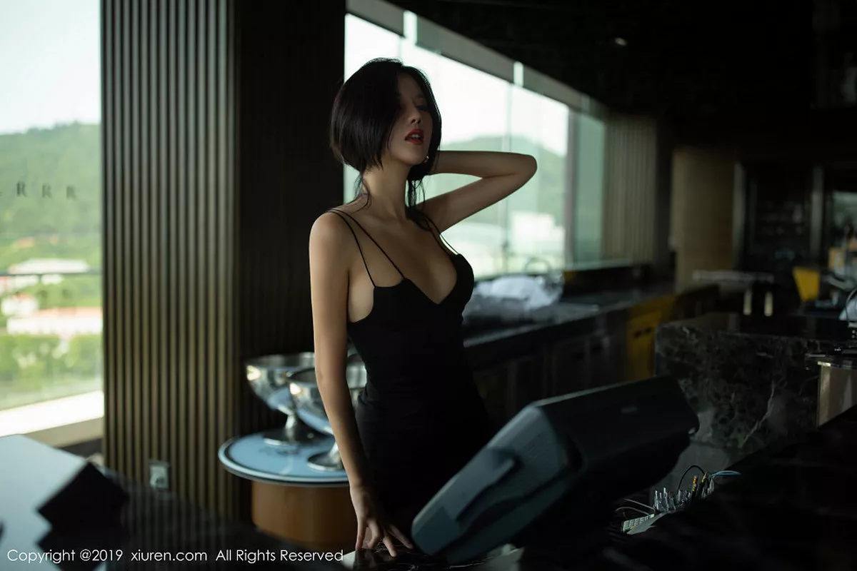 秀人集.com_[XiuRen秀人网]No.1739_女神就是阿朱啊酒窖主题黑吊裙配无内黑丝裤袜惹火诱惑写真66P