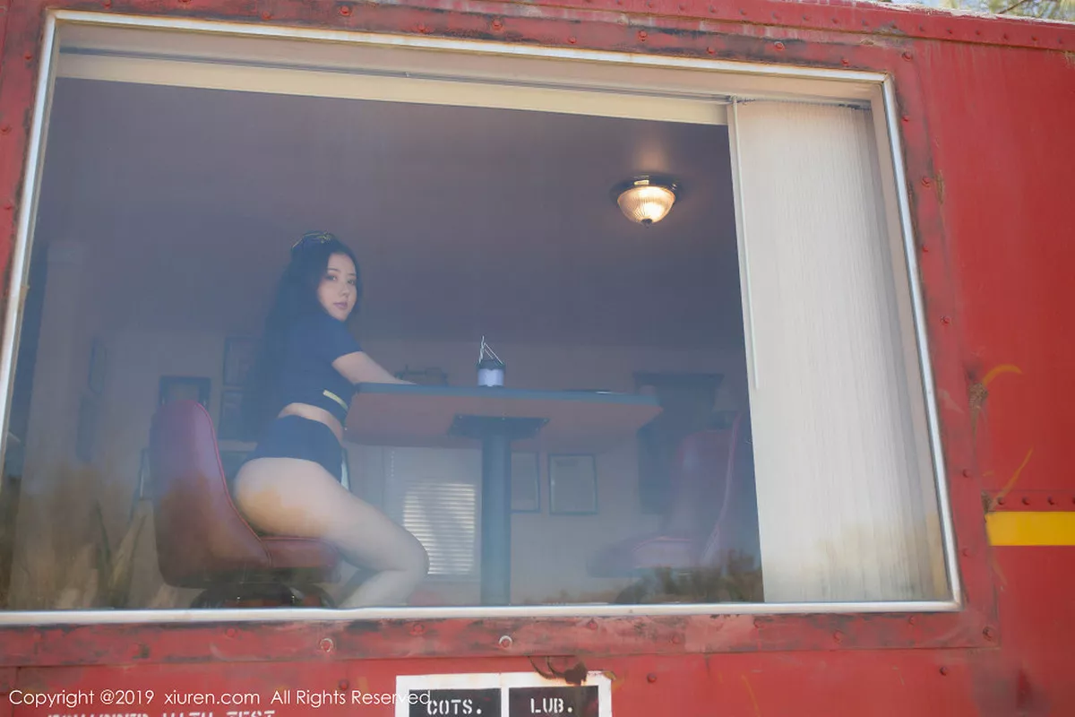 秀人集.com_[XiuRen秀人网]No.1755_女神Manuela玛鲁娜美国旅拍室外火车乘务员扮演秀翘臀诱惑写真45P