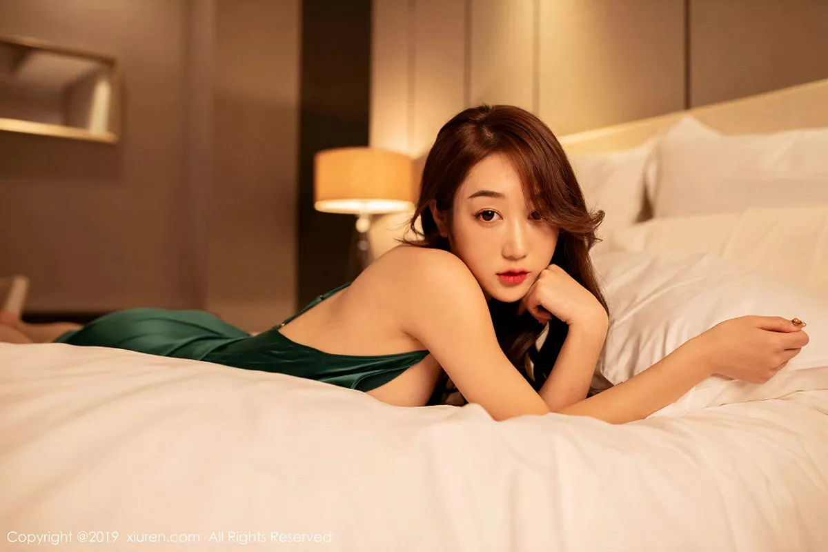 秀人集.com_[XiuRen秀人网]No.1756_嫩模小九月私房蓝色吊带裙半撩露娇媚香体翘臀屁沟诱惑写真65P