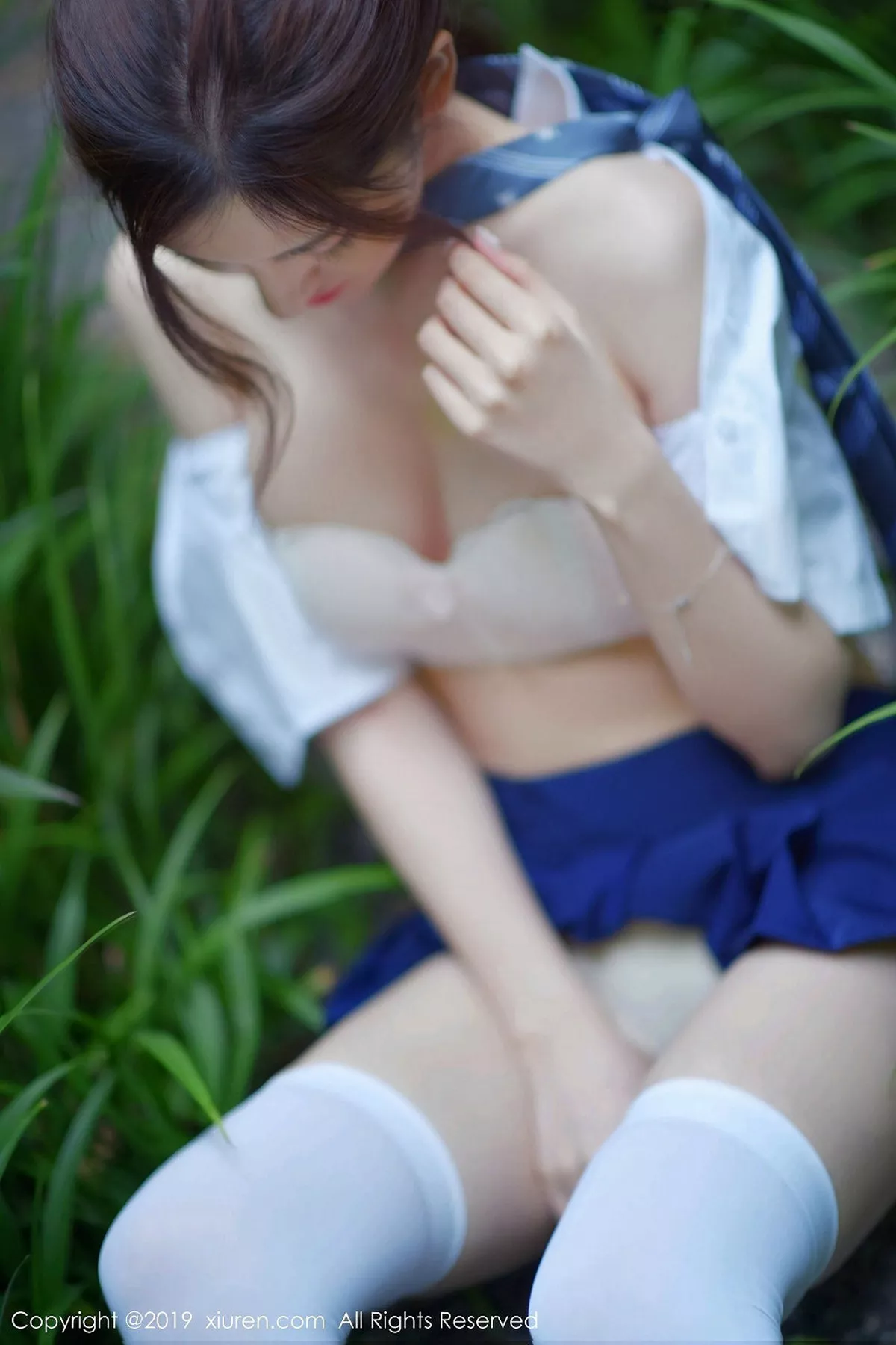 秀人集.com_[XiuRen秀人网]No.1733_嫩模沈梦瑶户外清爽学生装大胆半脱露白色蕾丝内衣诱惑写真60P