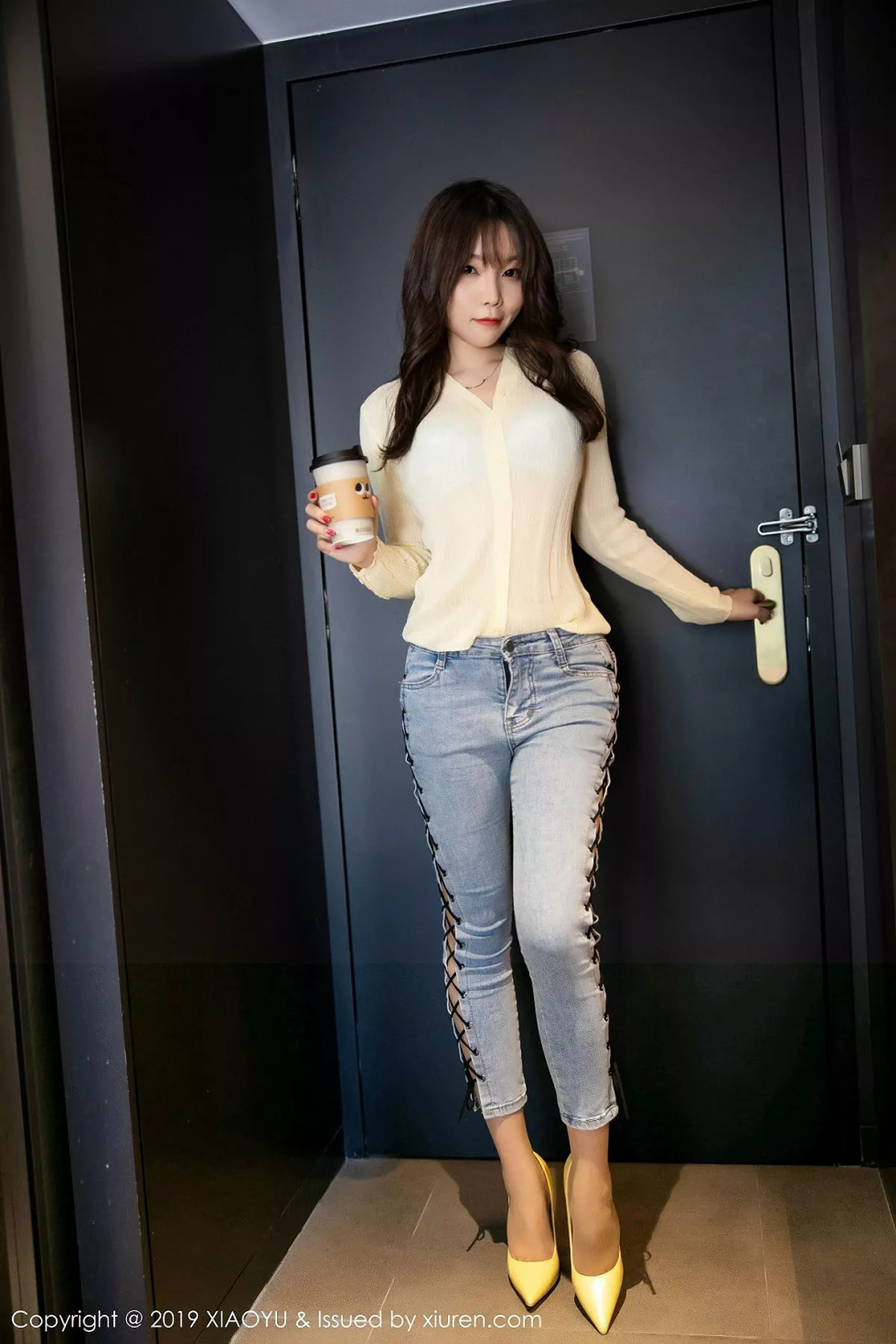 秀人集.com_[XiaoYu画语界]Vol.197_女神芝芝Booty济州岛旅拍私房紧身牛仔裤半脱秀翘臀诱惑写真120P