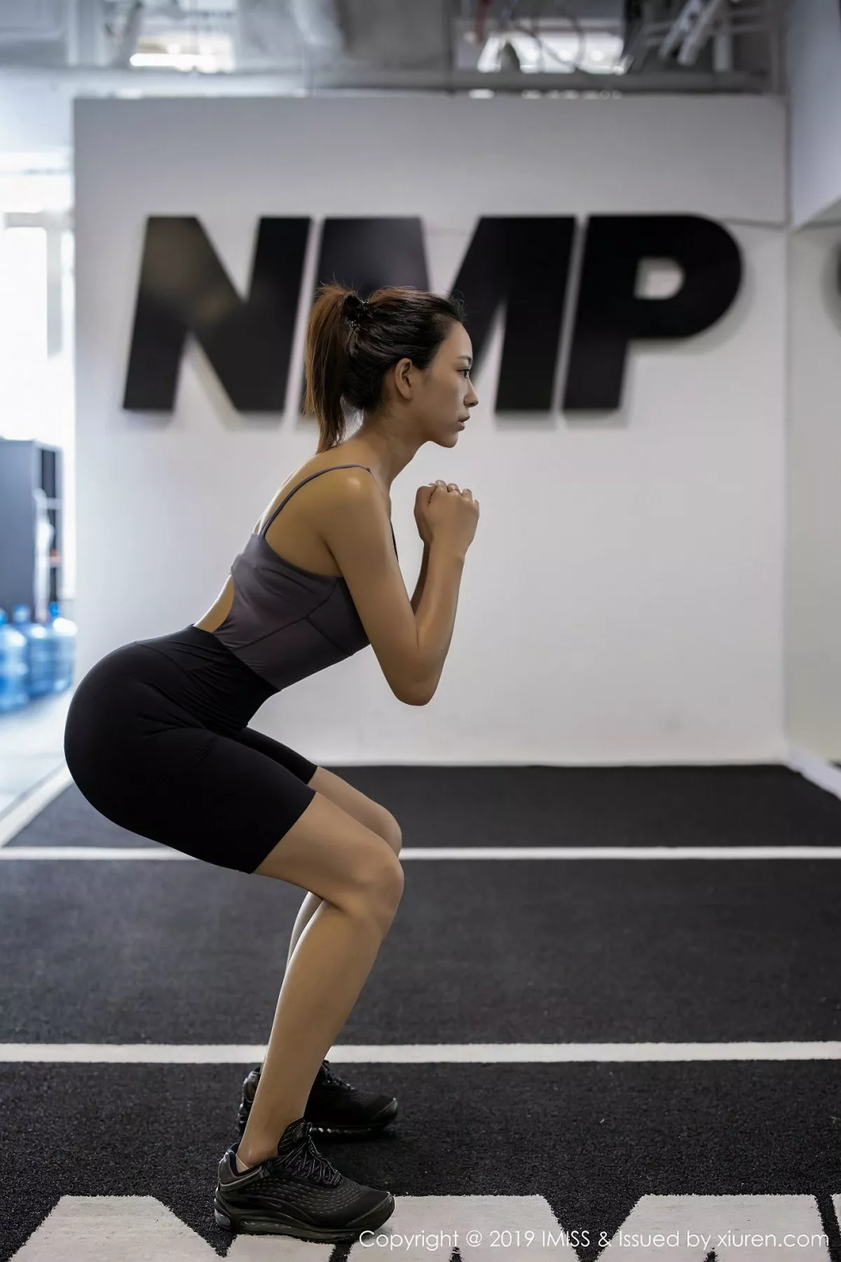 秀人集.com_[IMISS爱蜜社]Vol.396_嫩模嫣儿健身房运动风系列紧身衣秀完美曲线性感写真45P