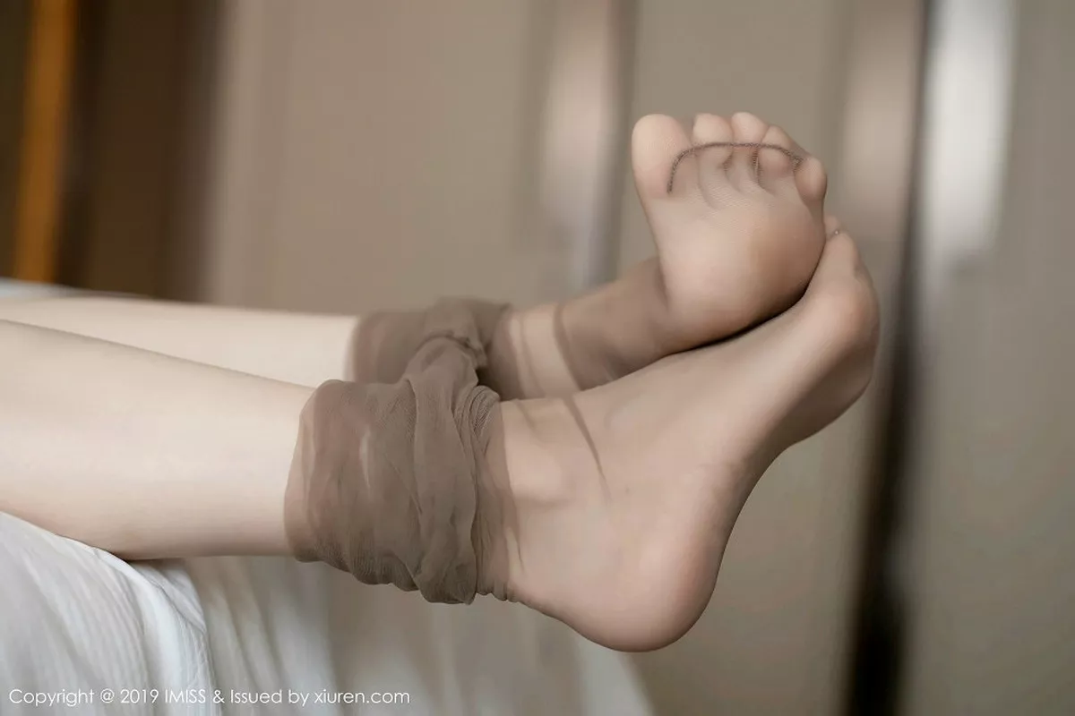 秀人集.com_[IMISS爱蜜社]Vol.410_气质女神许诺Sabrina私房床上超薄肉丝秀美腿玉足性感写真72P