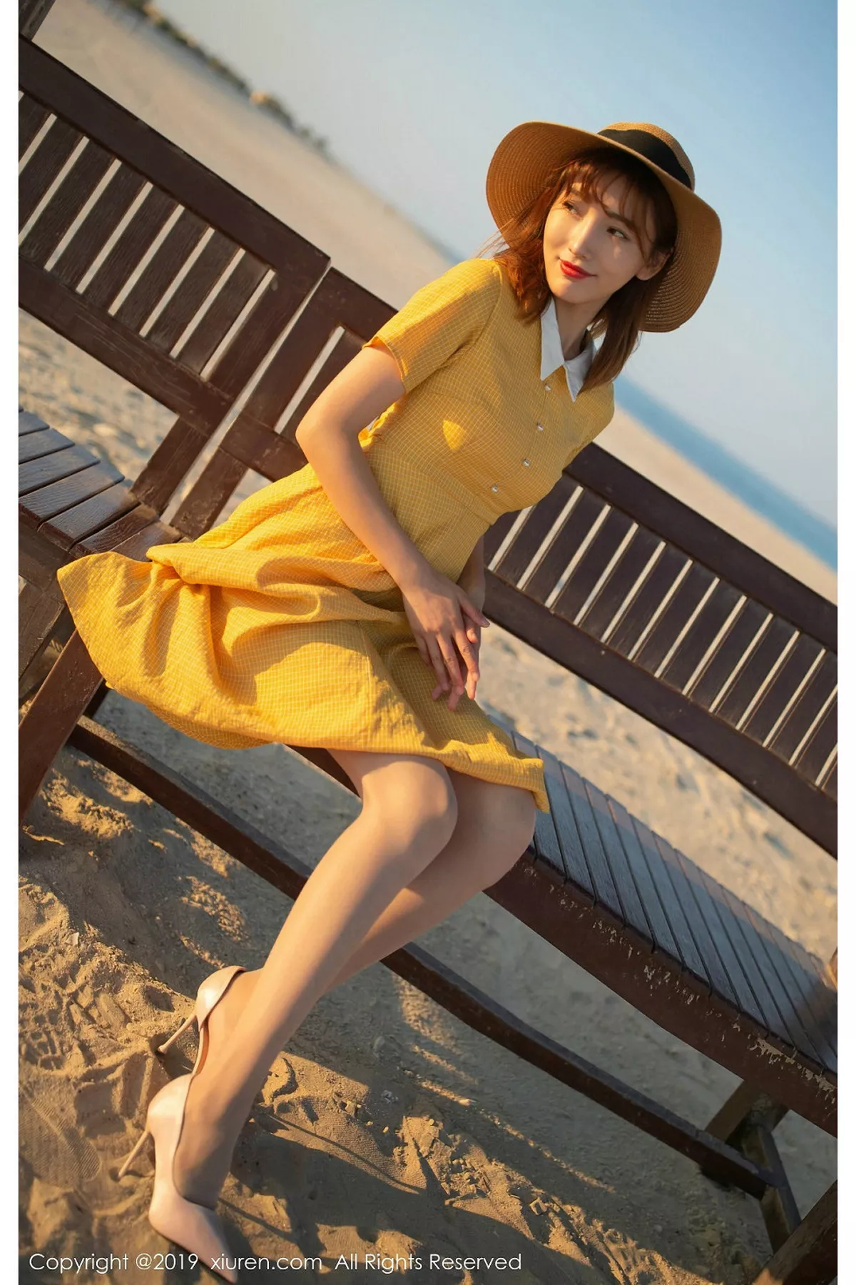 秀人集.com_[XiuRen秀人网]No.1812_嫩模陆萱萱波斯湾海滨撩裙露透视内裤秀翘臀撩人诱惑写真81P