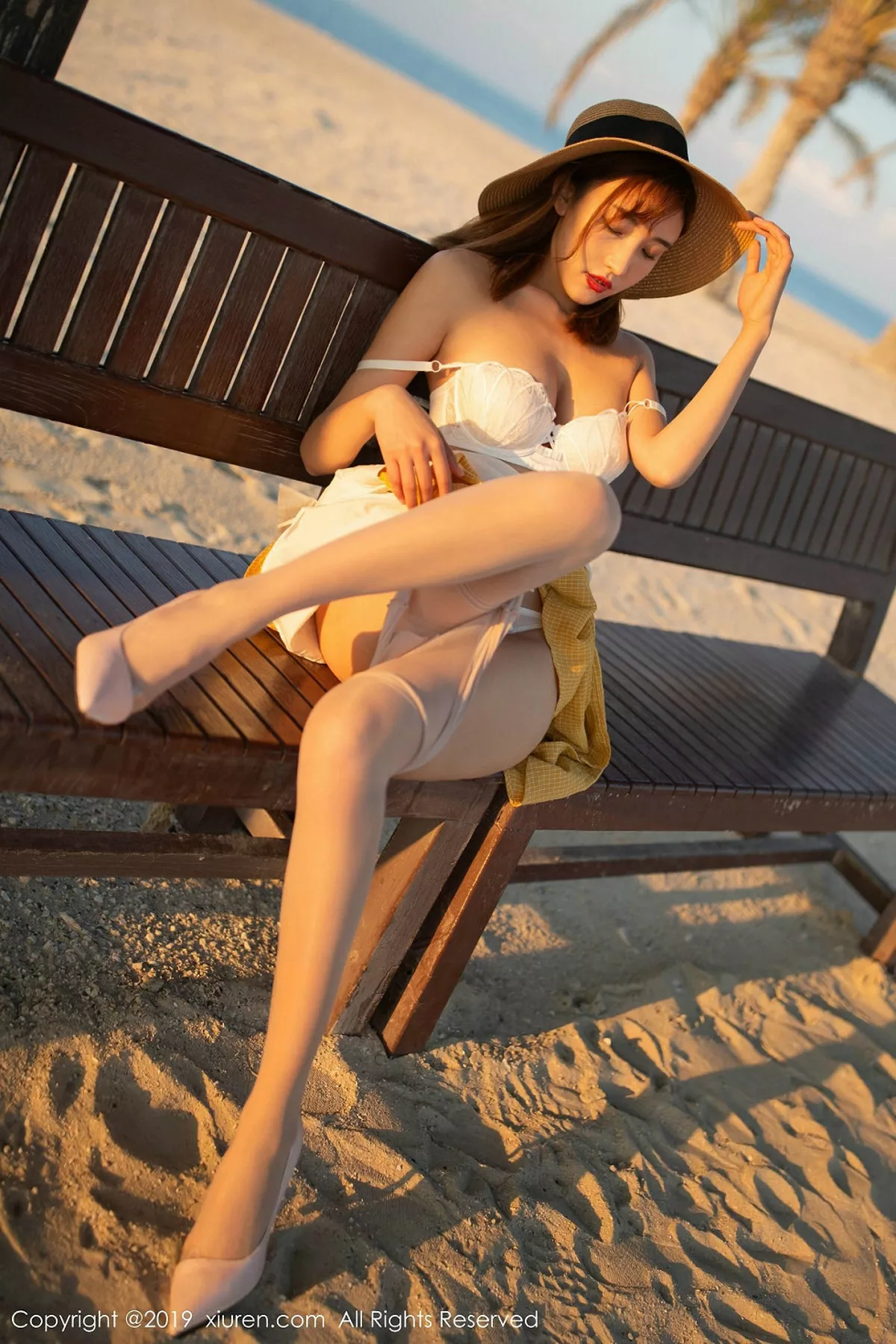 秀人集.com_[XiuRen秀人网]No.1812_嫩模陆萱萱波斯湾海滨撩裙露透视内裤秀翘臀撩人诱惑写真81P