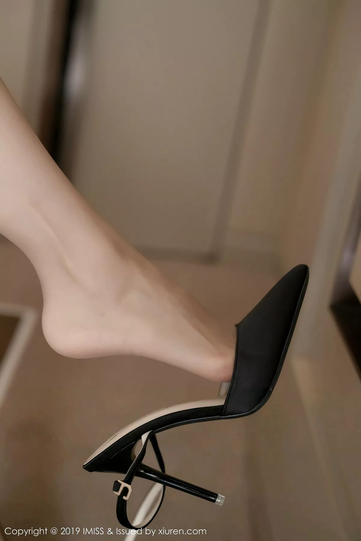 秀人集.com_[IMISS爱蜜社]Vol.410_气质女神许诺Sabrina私房床上超薄肉丝秀美腿玉足性感写真72P