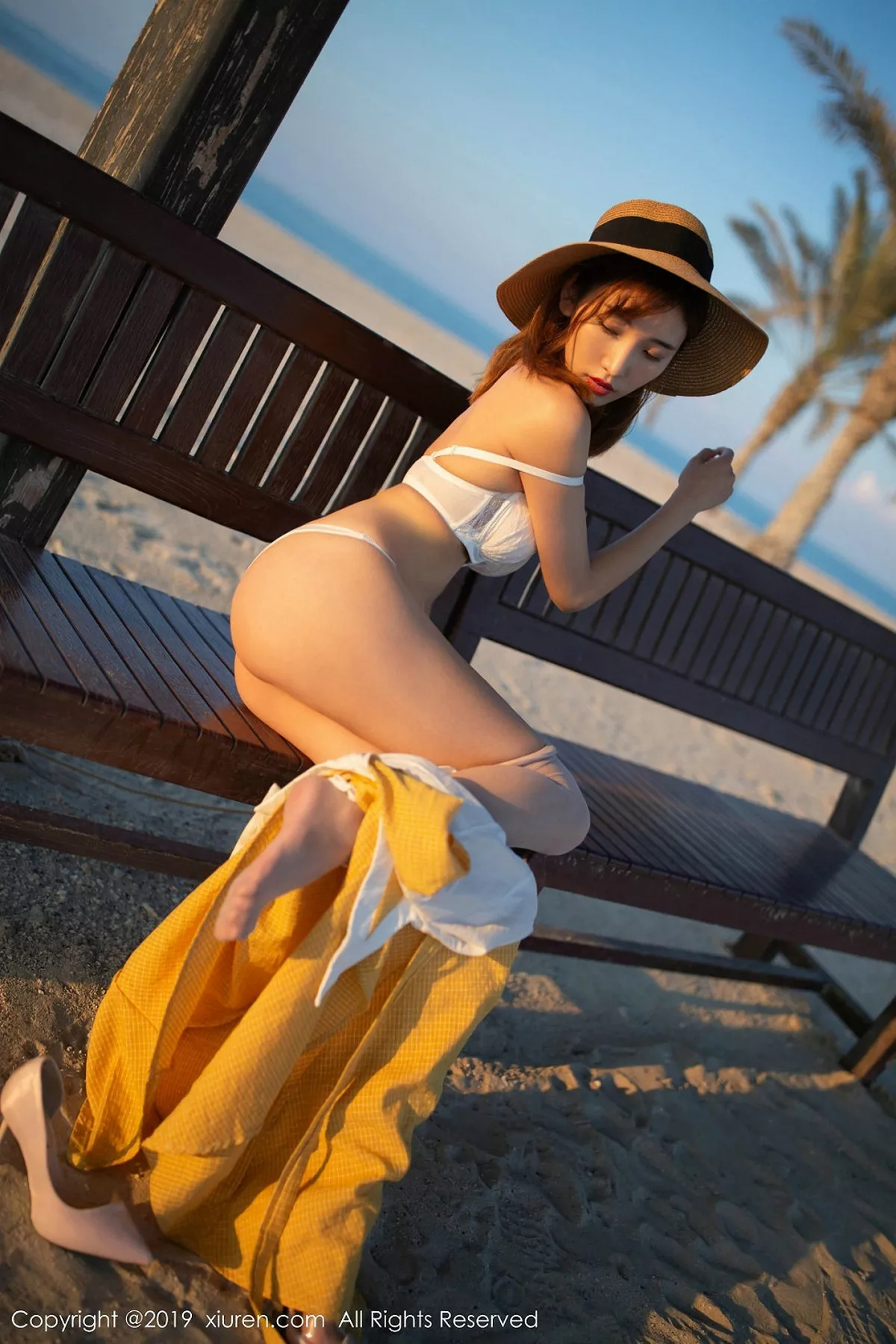 秀人集.com_[XiuRen秀人网]No.1812_嫩模陆萱萱波斯湾海滨撩裙露透视内裤秀翘臀撩人诱惑写真81P