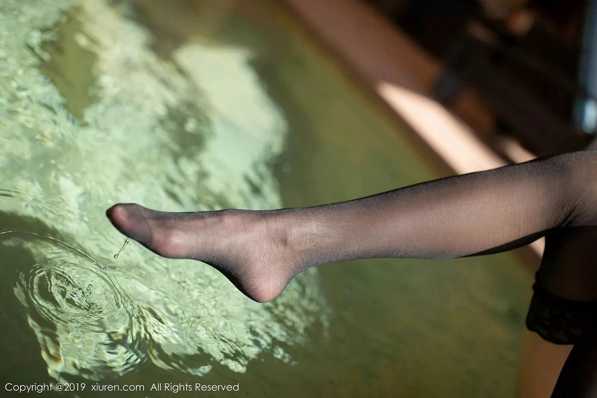 秀人集.com_[XiuRen秀人网]No.1826_嫩模陆萱萱户外猩红精致镂空内衣透视内裤秀翘臀诱惑写真83P