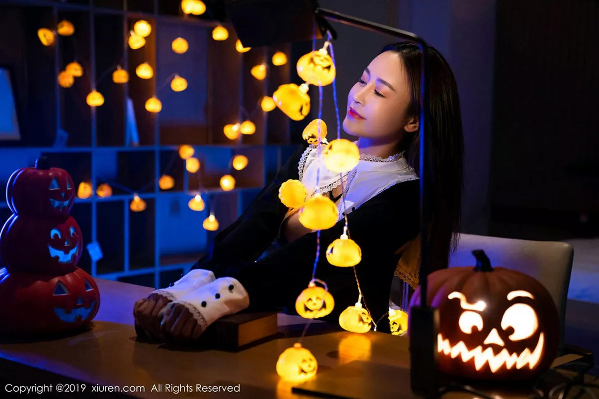 秀人集.com_[XiuRen秀人网]No.1802_嫩模周井空私房霓虹灯下性感内衣秀火辣身材撩人诱惑写真42P