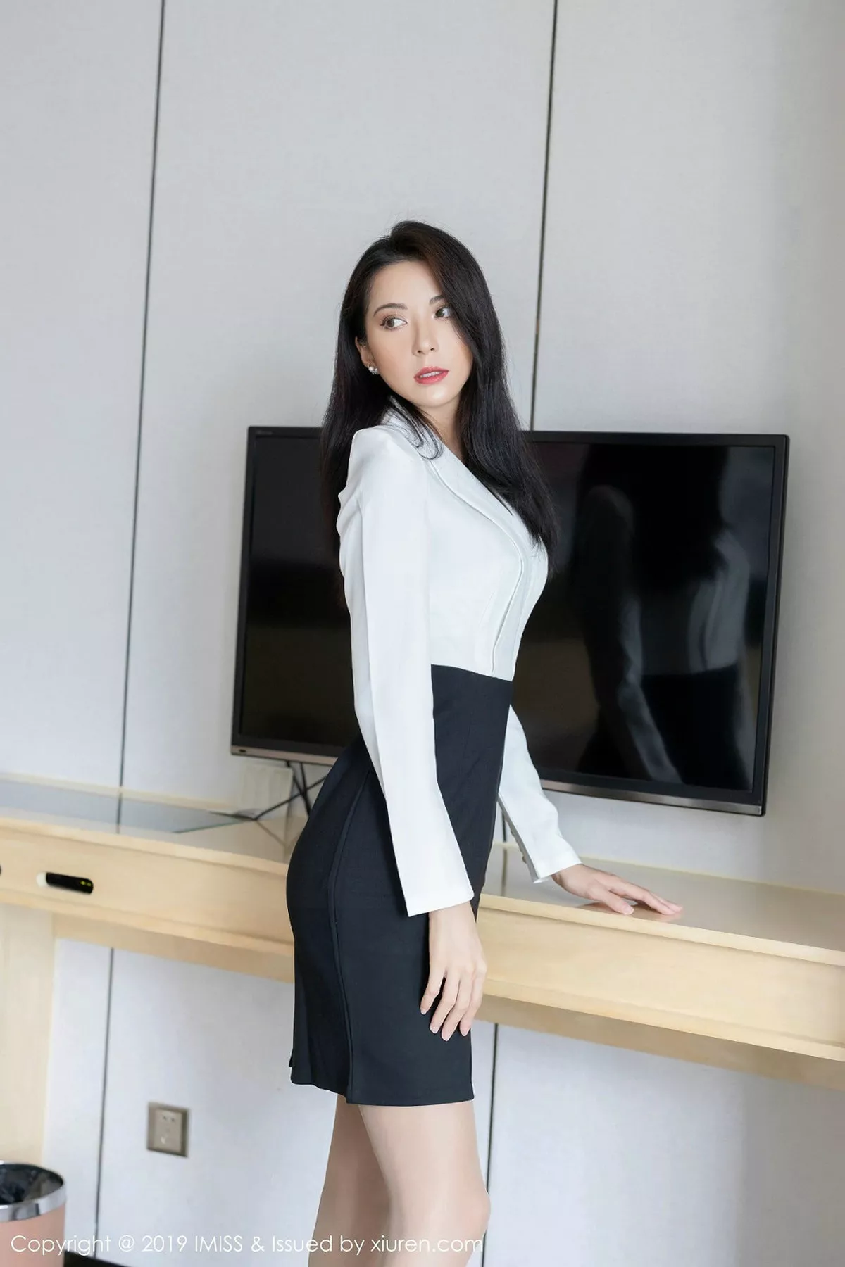 秀人集.com_[IMISS爱蜜社]Vol.414_女神Carry私房职业装扮半脱露性感内衣超薄肉丝诱惑写真35P