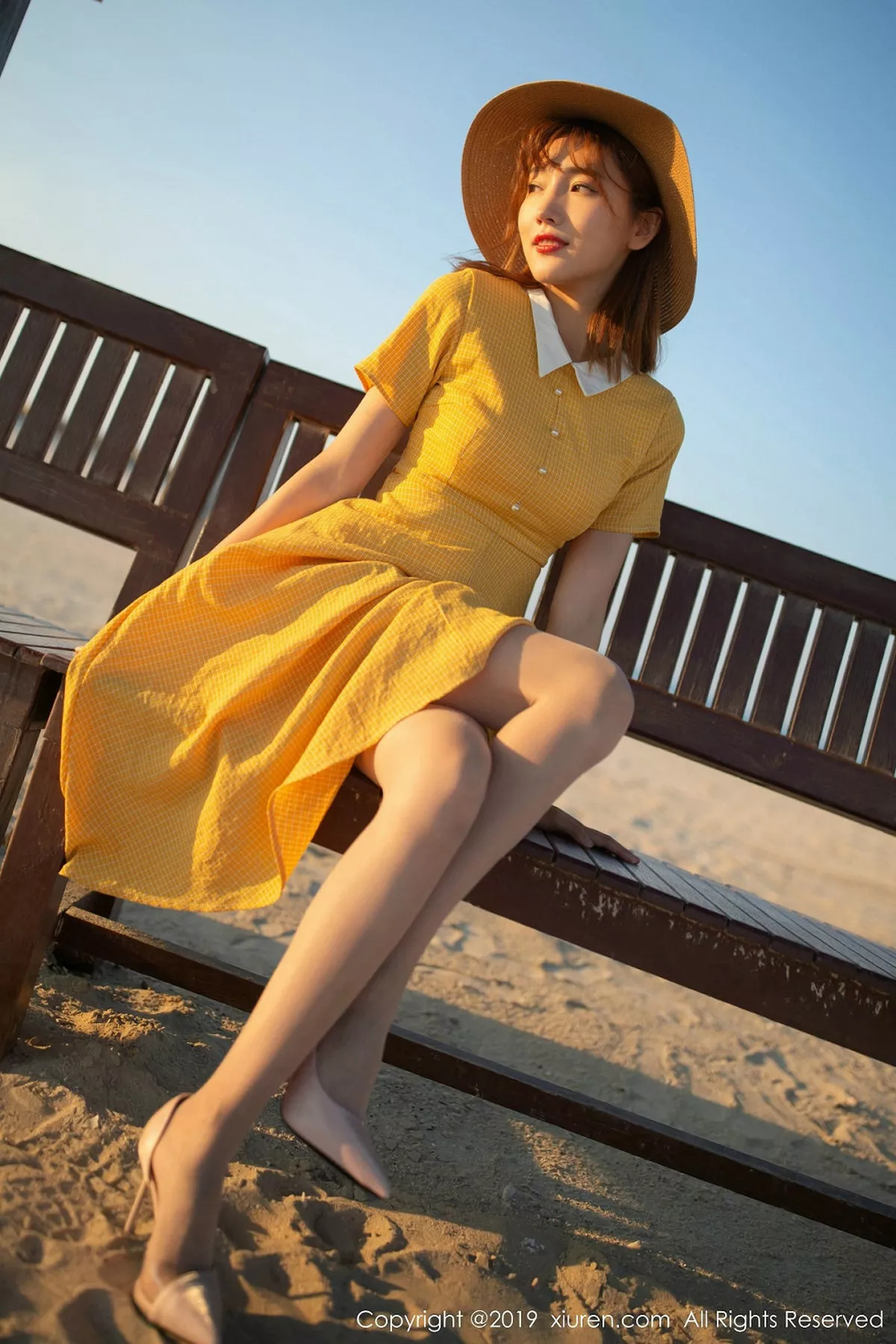 秀人集.com_[XiuRen秀人网]No.1812_嫩模陆萱萱波斯湾海滨撩裙露透视内裤秀翘臀撩人诱惑写真81P