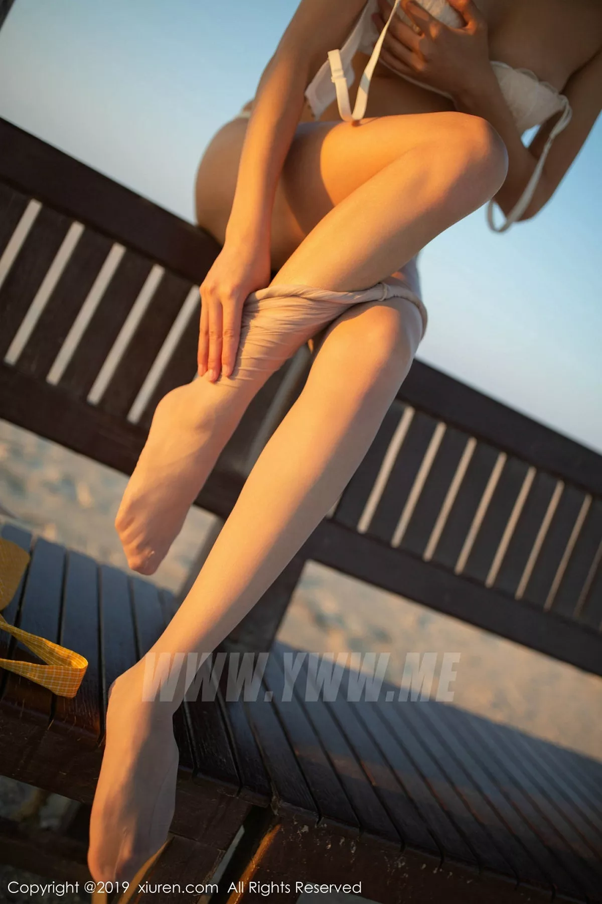 秀人集.com_[XiuRen秀人网]No.1812_嫩模陆萱萱波斯湾海滨撩裙露透视内裤秀翘臀撩人诱惑写真81P