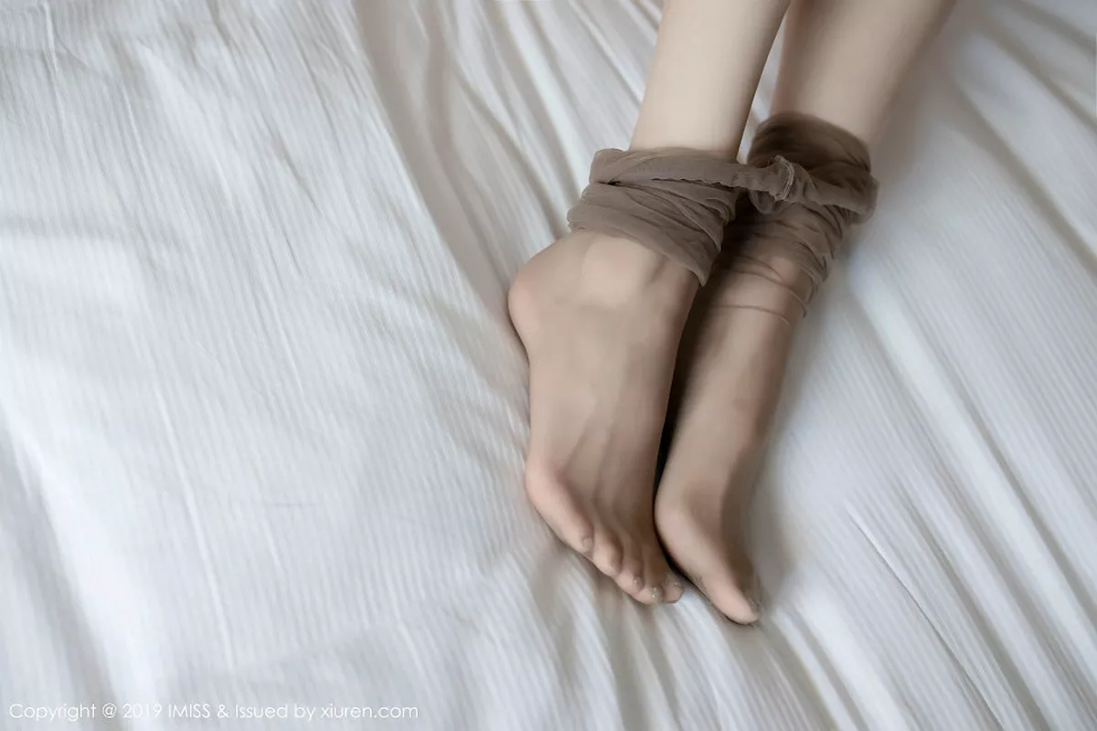 秀人集.com_[IMISS爱蜜社]Vol.410_气质女神许诺Sabrina私房床上超薄肉丝秀美腿玉足性感写真72P