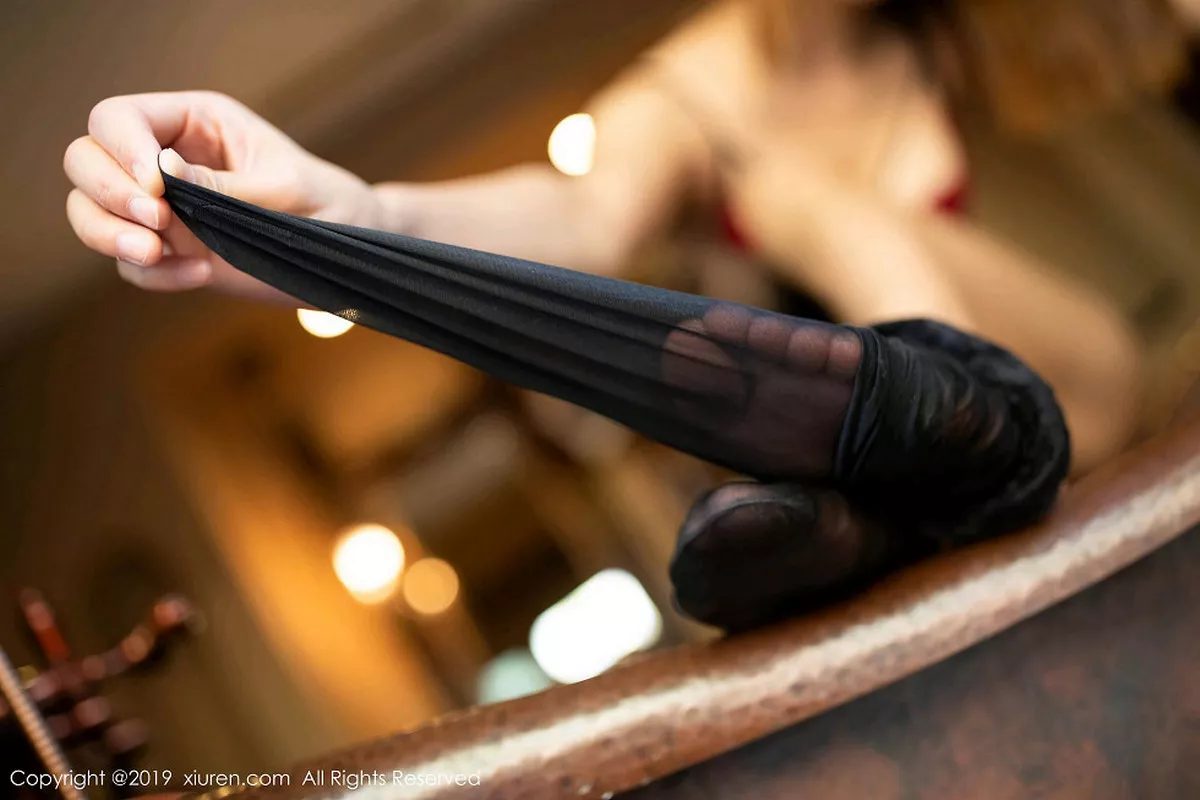 秀人集.com_[XiuRen秀人网]No.1826_嫩模陆萱萱户外猩红精致镂空内衣透视内裤秀翘臀诱惑写真83P