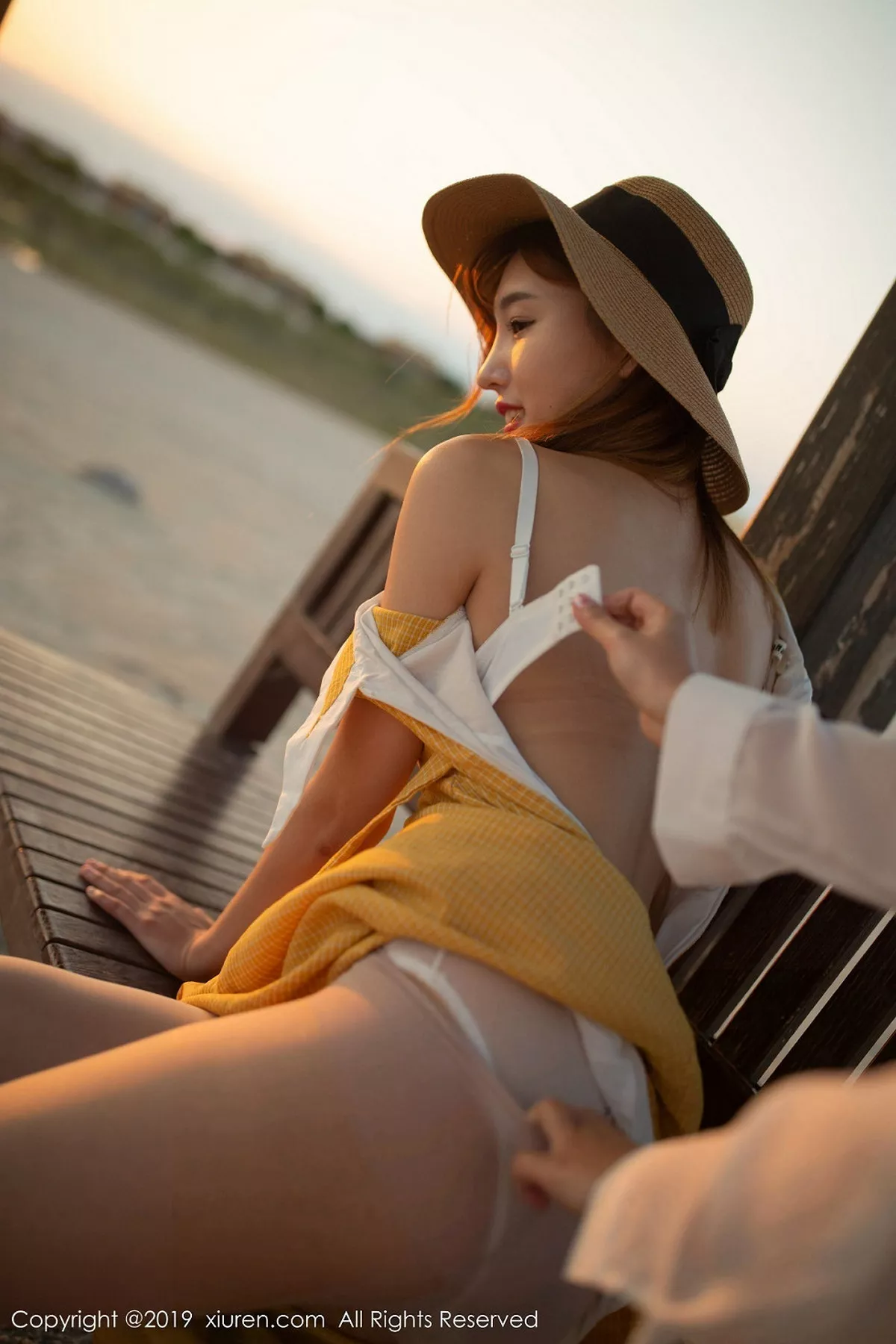 秀人集.com_[XiuRen秀人网]No.1812_嫩模陆萱萱波斯湾海滨撩裙露透视内裤秀翘臀撩人诱惑写真81P