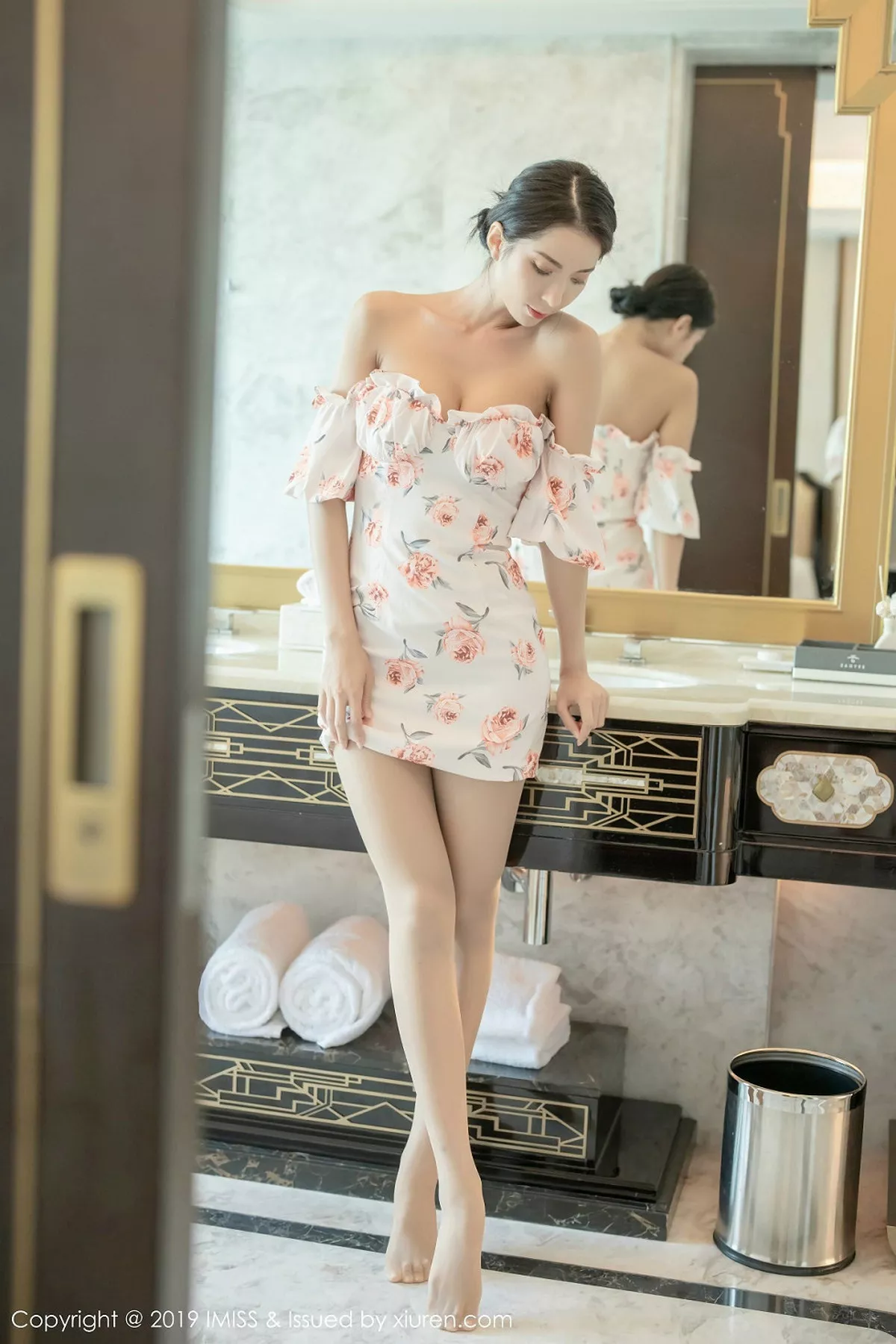 秀人集.com_[IMISS爱蜜社]Vol.416_气质女神Carry花色连身裙配朦胧肉丝露性感粉色内衣诱惑写真48P