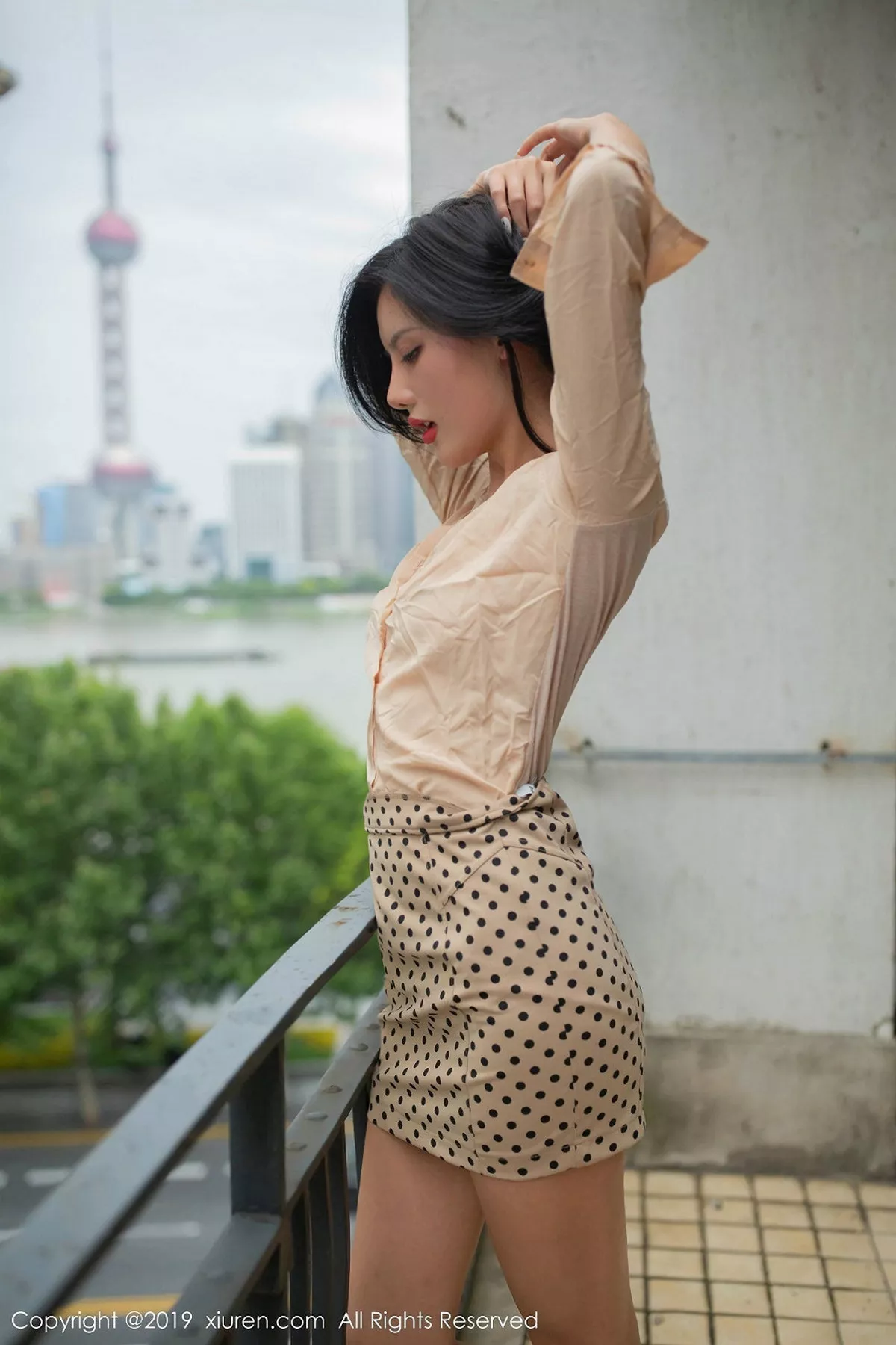 秀人集.com_[XiuRen秀人网]No.1842_嫩模就是阿朱啊户外阳台+室内真空半脱露火辣身材诱惑写真73P