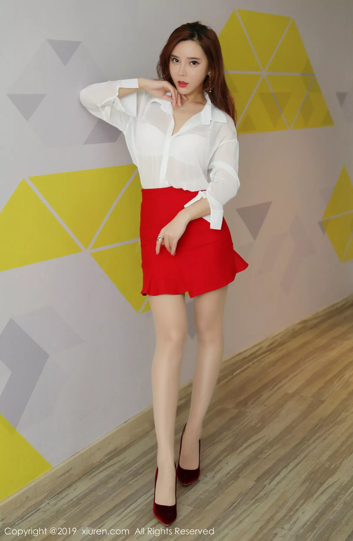 秀人集.com_[XiuRen秀人网]No.1879_嫩模艾小青私房白衬衣配红短裙超薄无内肉丝裤袜极致诱惑写真49P