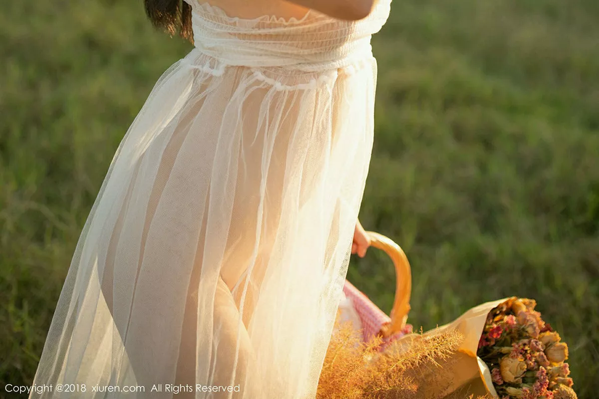 秀人集.com_[XiuRen秀人网]No.1238_女神徐微微mia户外白色薄纱半脱露豪乳翘臀极致诱惑写真40P