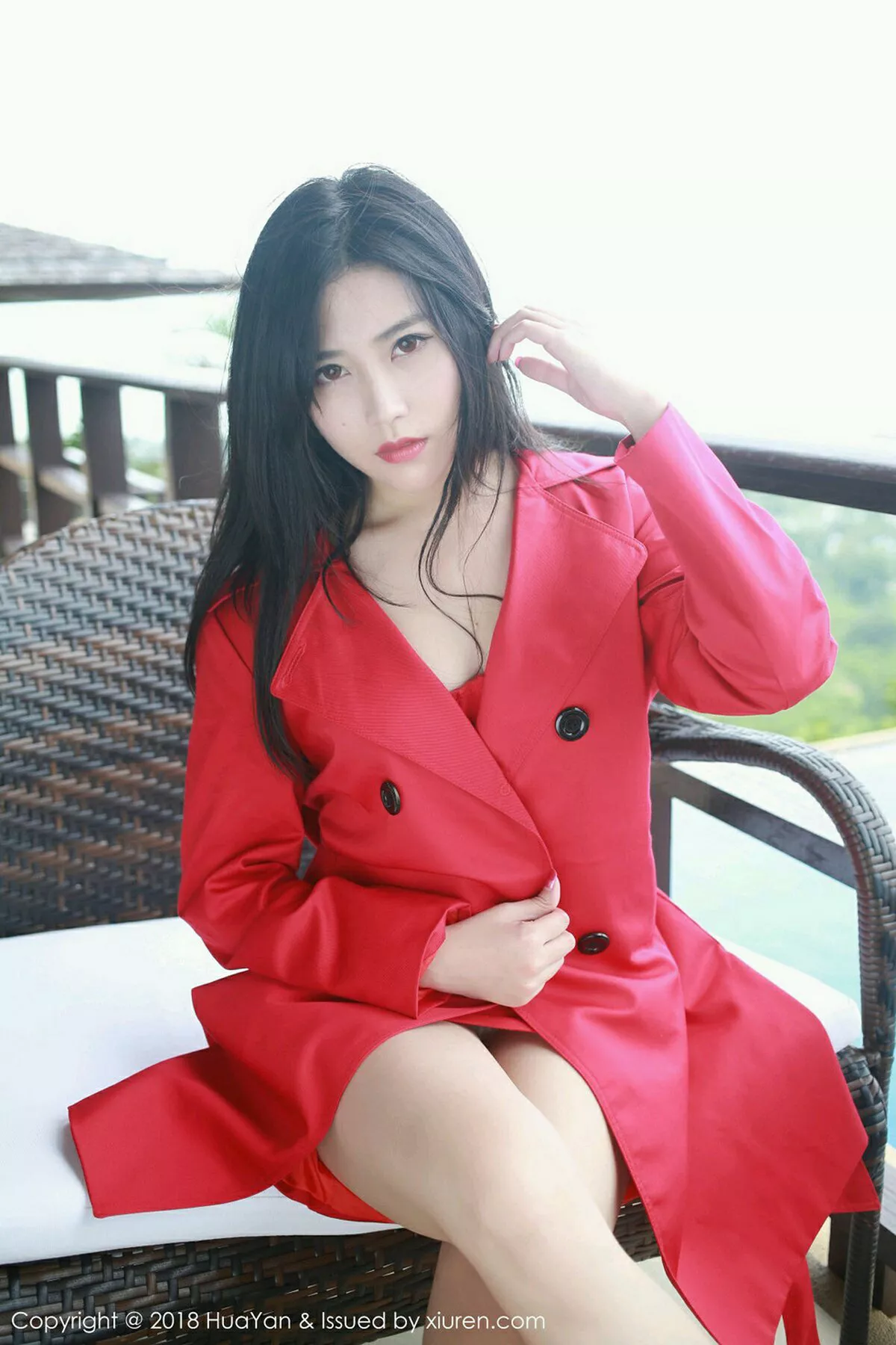 秀人集.com_[HuaYan花の颜]Vol.056_嫩模许诺Sabrina苏梅岛旅拍性感红色风衣秀白嫩美腿写真34P