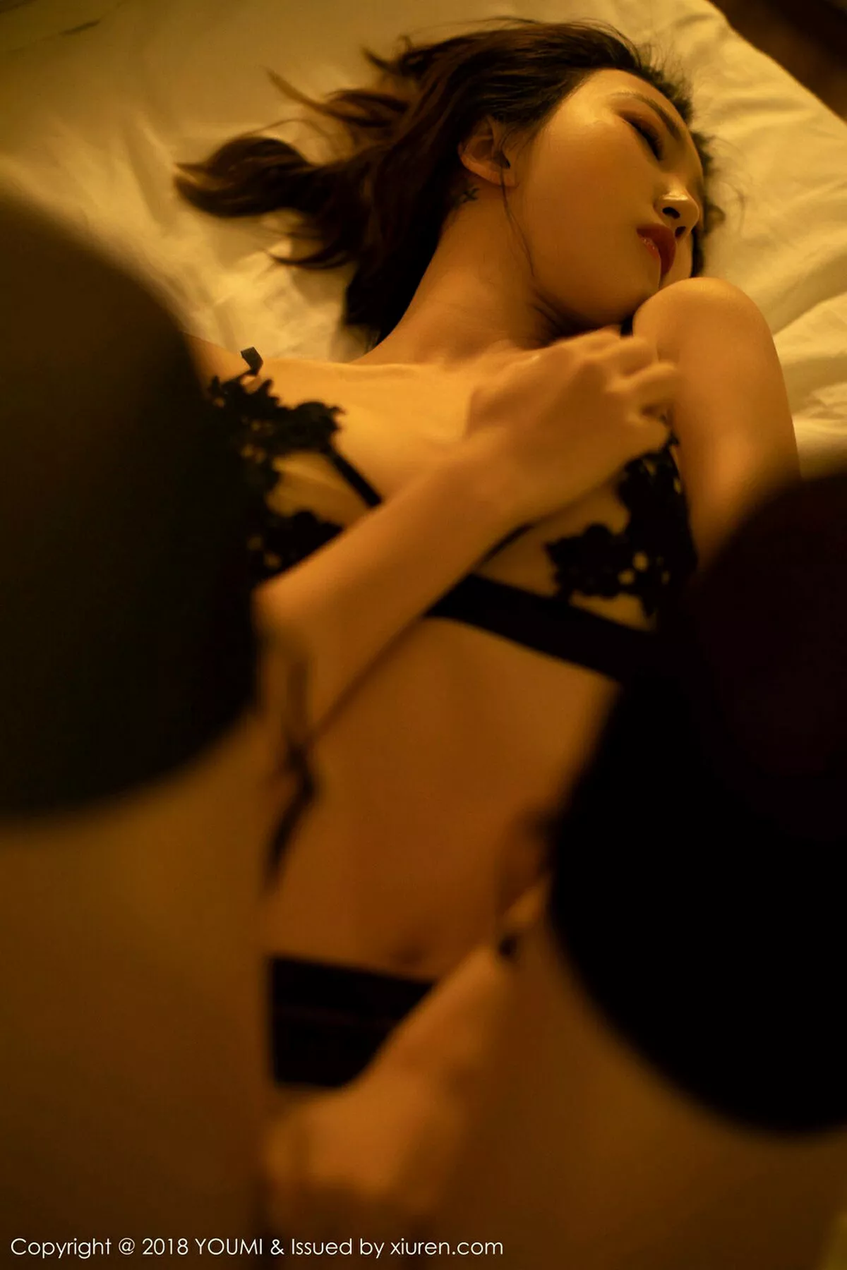 秀人集.com_[YouMi尤蜜荟]Vol.241_女神冯木木LRIS私房黑色情趣内衣半脱露美乳极致诱惑写真50P