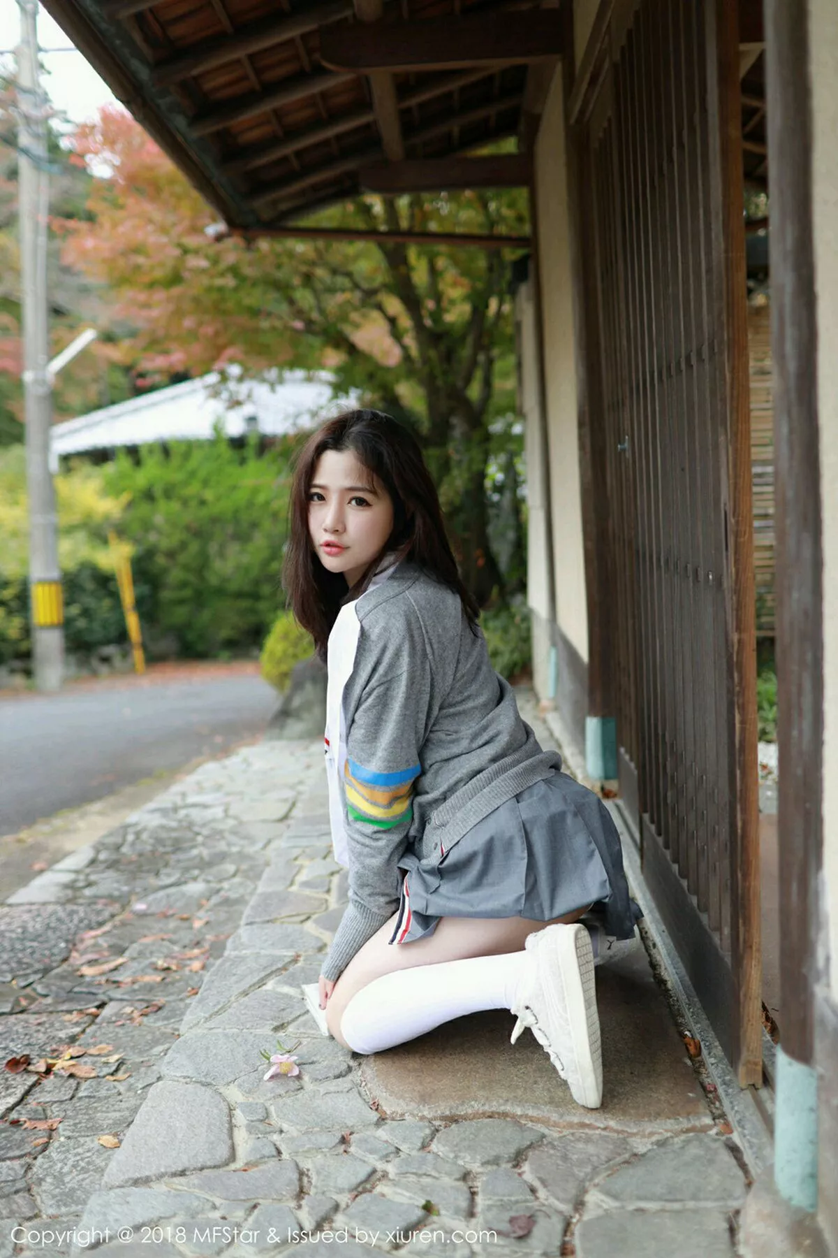 秀人集.com_[MFStar模范学院]Vol.162_女神徐cake日本旅拍性感衬衣配短裙半露白嫩美乳诱惑写真40P