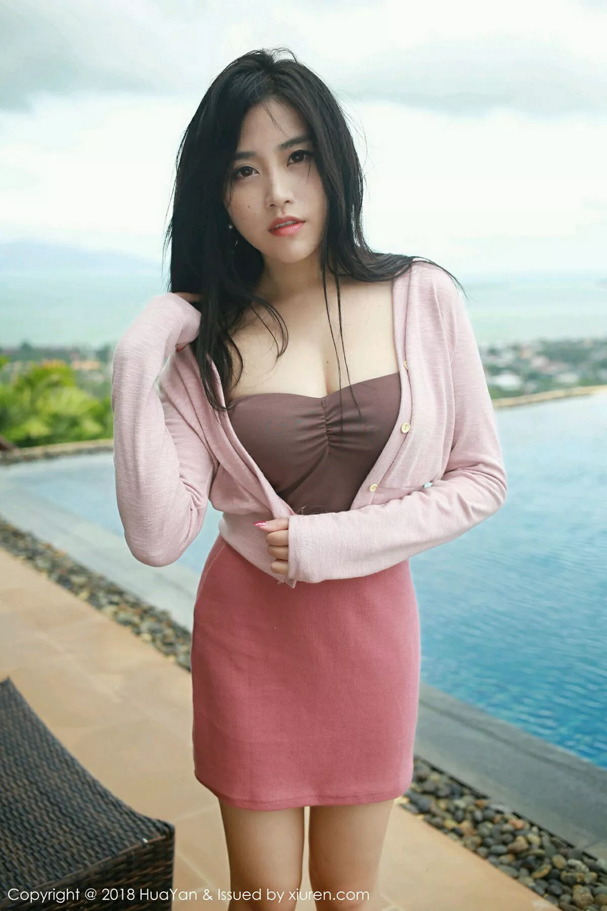 秀人集.com_[HuaYan花の颜]Vol.056_嫩模许诺Sabrina苏梅岛旅拍性感红色风衣秀白嫩美腿写真34P