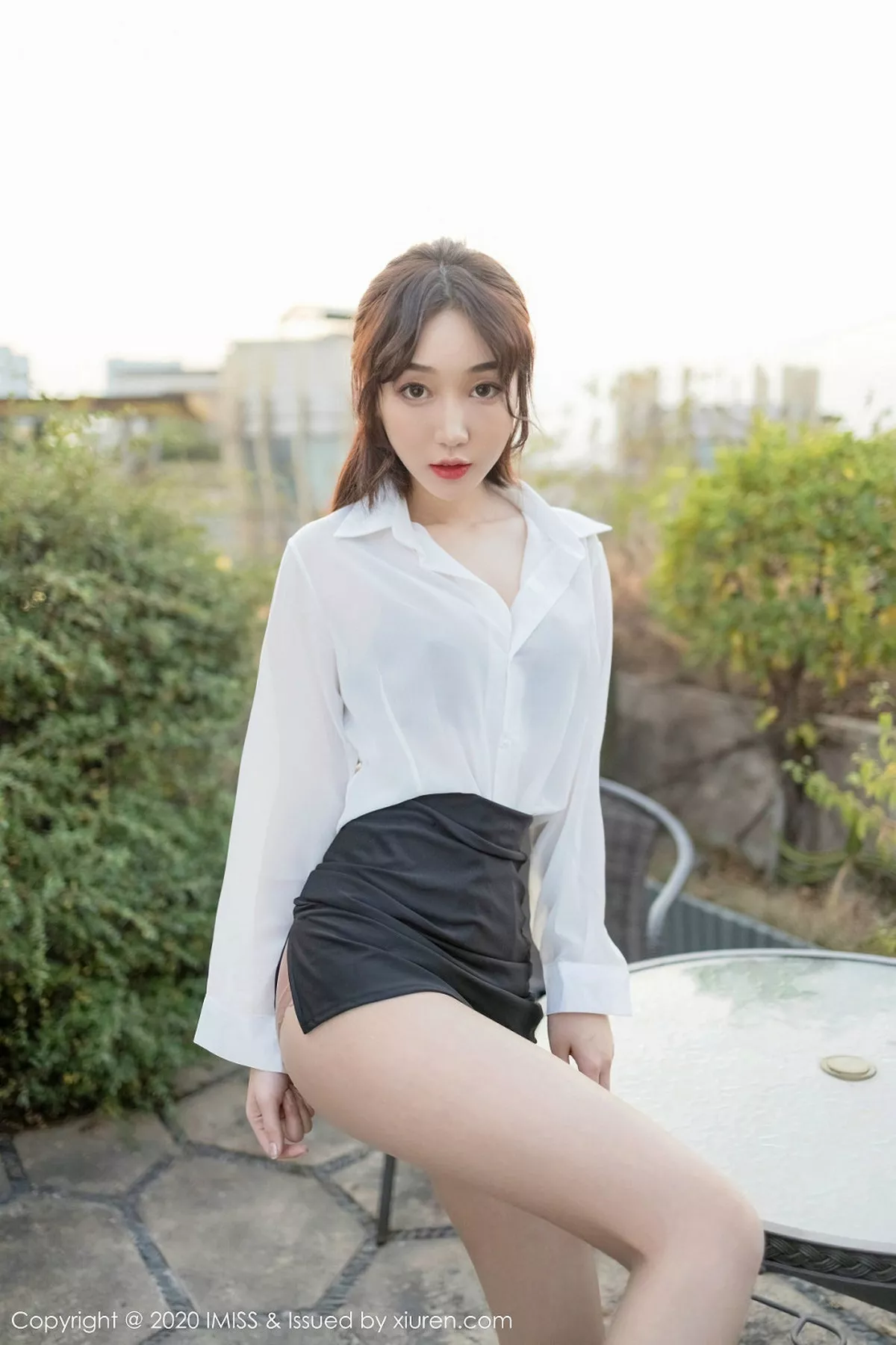 秀人集.com_[IMISS爱蜜社]Vol.427_嫩模九月生户外秘书制服白衬衫配黑短裙秀肉丝袜诱惑写真40P