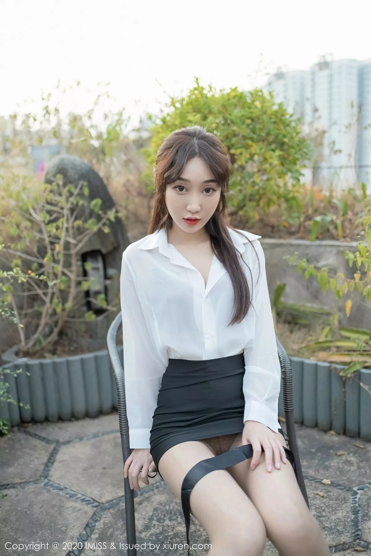 秀人集.com_[IMISS爱蜜社]Vol.427_嫩模九月生户外秘书制服白衬衫配黑短裙秀肉丝袜诱惑写真40P