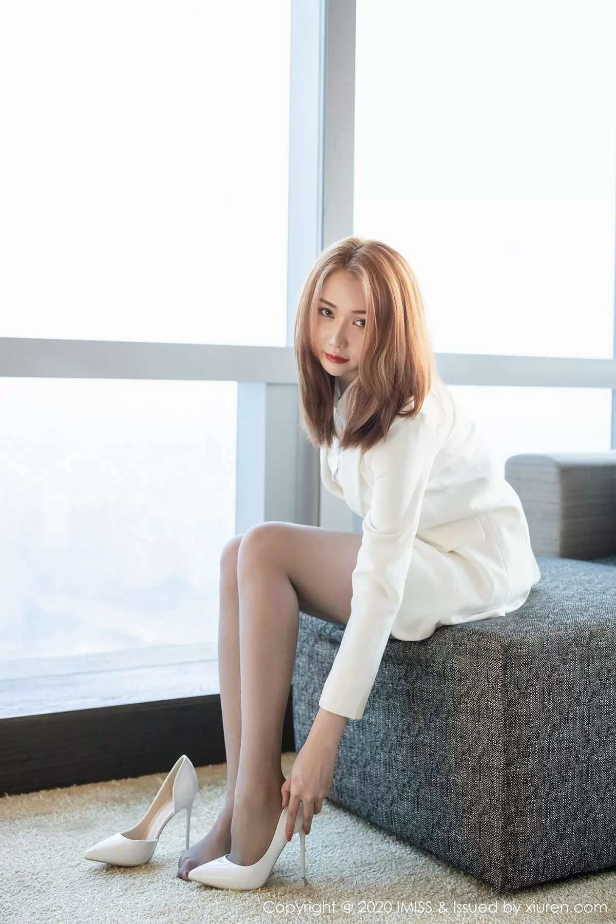 秀人集.com_[IMISS爱蜜社]Vol.430_嫩模Evon陈赞之白色性感制服半脱露惹火身材撩人诱惑写真52P