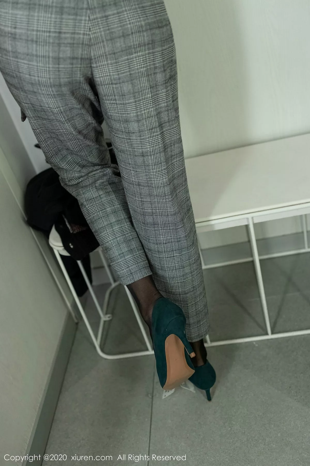 秀人集.com_[XiuRen秀人网]No.1919_嫩模杨紫嫣Cynthia室外清纯学生装+私房开档黑丝撩人诱惑写真37P