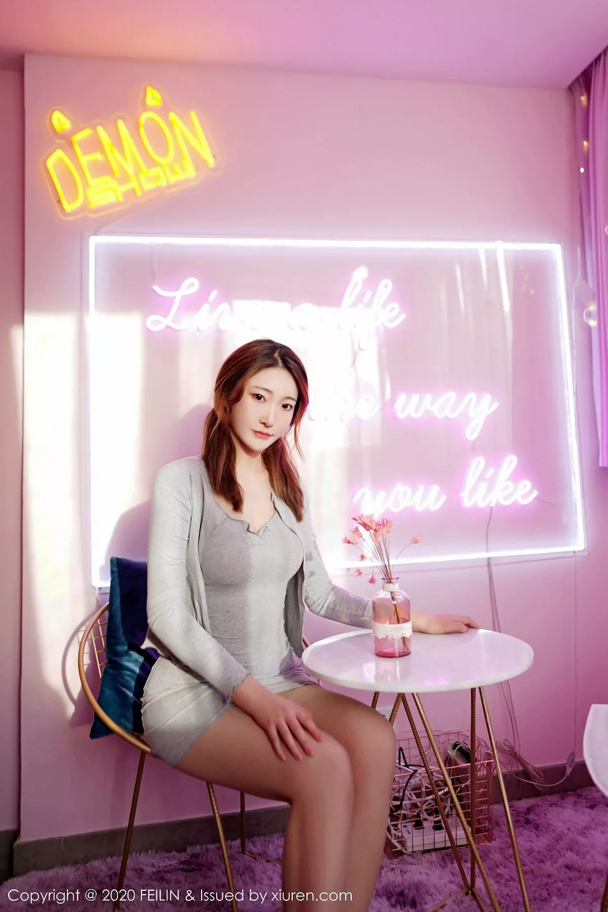 秀人集.com_[FeiLin嗲囡囡]Vol.224_嫩模小熊猫私房真空背带牛仔裙露豪乳胶带遮点诱惑写真63P