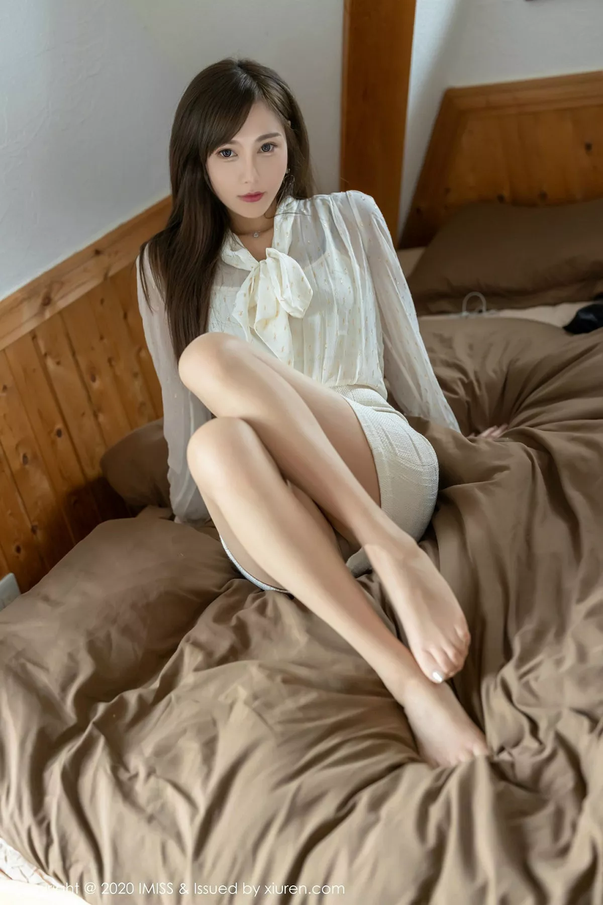 秀人集.com_[IMISS爱蜜社]Vol.433_女神Lavinia肉北海道旅拍私房性感内衣秀火辣身材诱惑写真39P