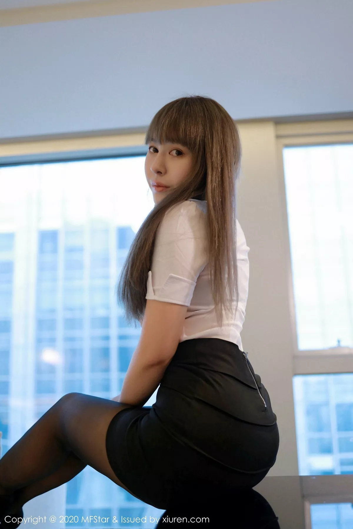 秀人集.com_[MFStar模范学院]Vol.257_嫩模Evelyn艾莉职场秘书制服白衬衣露豪乳半球诱惑写真70P