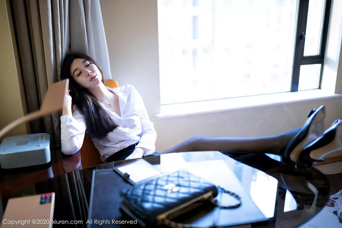 秀人集.com_[XiuRen秀人网]No.1933_嫩模伊思思酒店性感白衬衣配黑短裙秀魅惑黑丝撩人诱惑写真50P