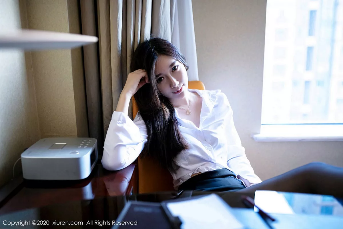 秀人集.com_[XiuRen秀人网]No.1933_嫩模伊思思酒店性感白衬衣配黑短裙秀魅惑黑丝撩人诱惑写真50P