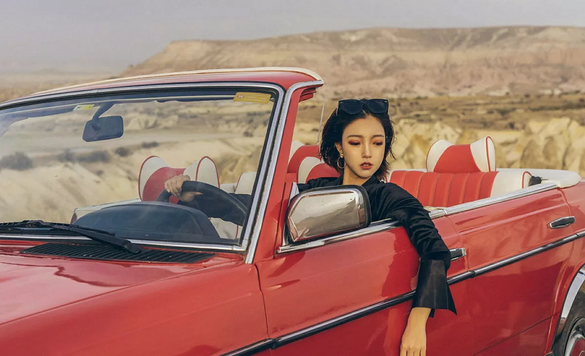 秀人集.com_[YouMi尤蜜荟]Vol.252_女神冯木木LRIS户外白色真空露背衫秀豪乳翘臀撩人诱惑写真55P