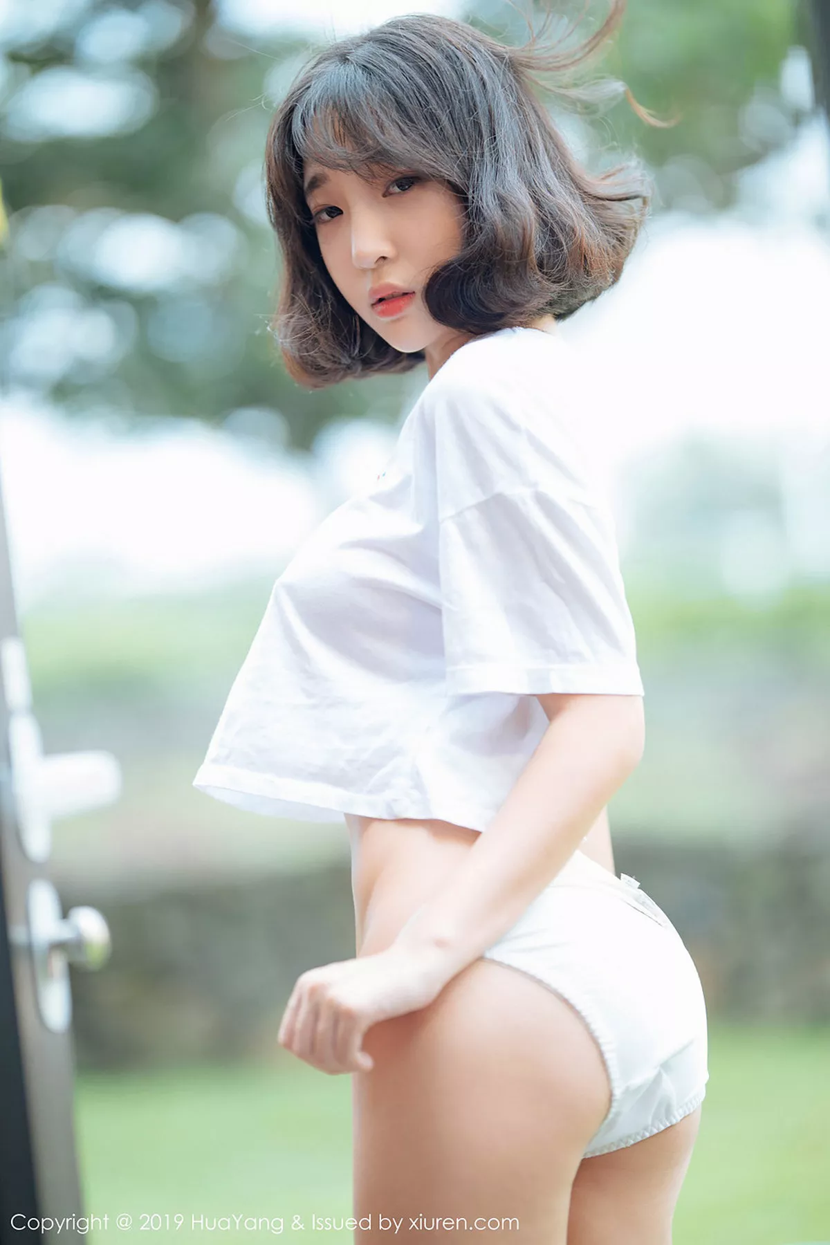 秀人集.com_[HuaYang花漾]Vol.109_韩国妹子模特_卿卿户外真空白色短袖衫大胆露出性感写真45P