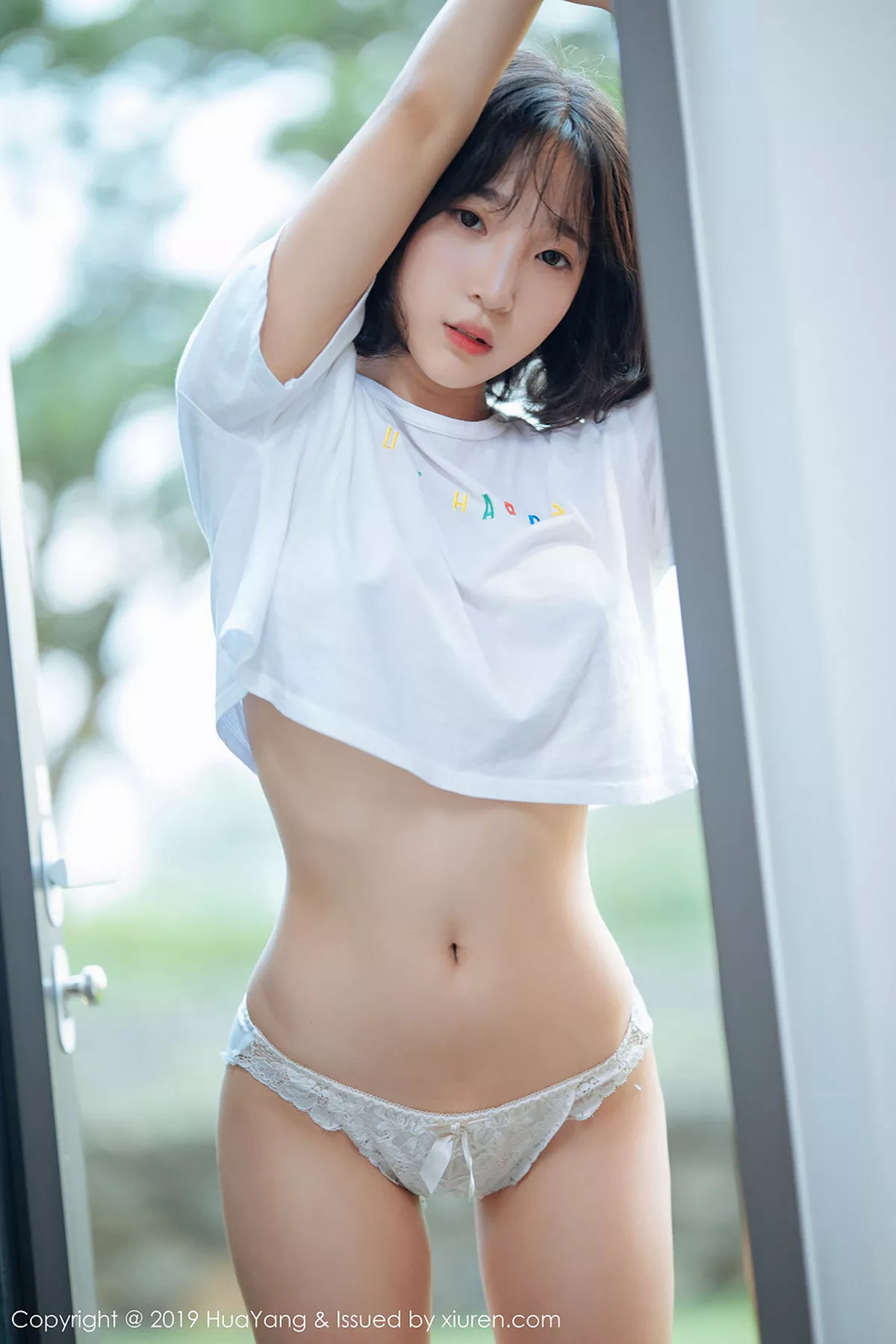 秀人集.com_[HuaYang花漾]Vol.109_韩国妹子模特_卿卿户外真空白色短袖衫大胆露出性感写真45P