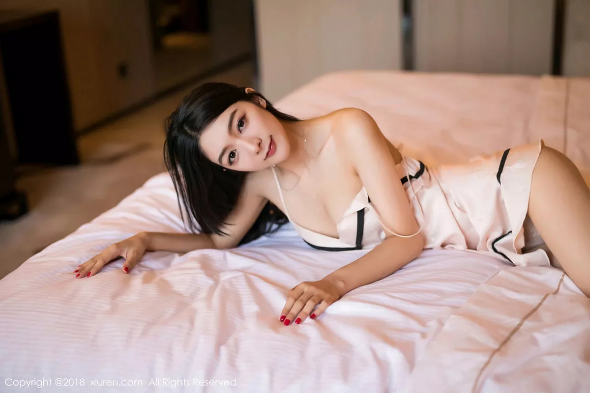 秀人集.com_[XiuRen秀人网]No.1292_嫩模Angela喜欢猫私房床上粉色真空睡衣秀完美身材诱惑写真55P