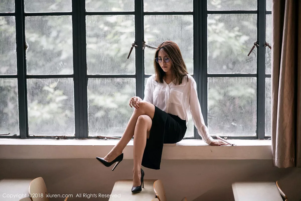 秀人集.com_[XiuRen秀人网]No.1267_女神许诺Sabrina性感教师制服白衬衣配黑短裙秀美腿写真44P