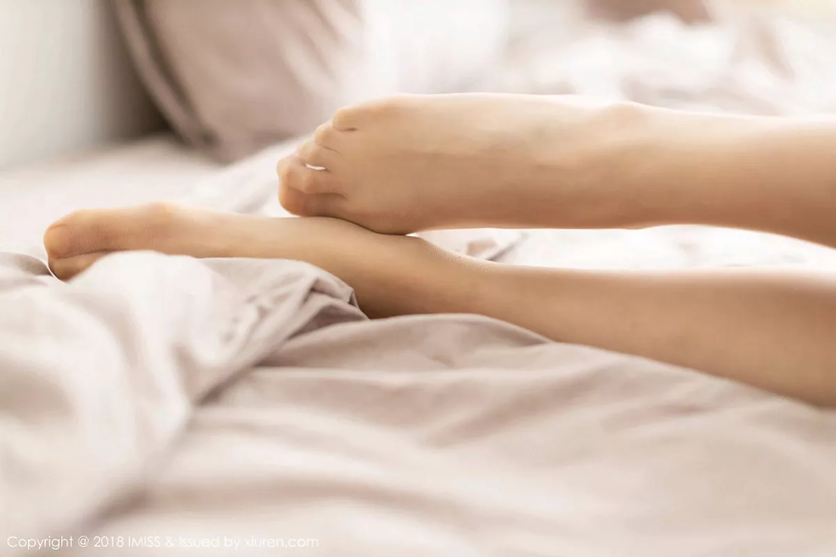 秀人集.com_[IMISS爱蜜社]Vol.315_嫩模Bowie宝儿私房粉色吊带衣配白色短裤清新迷人写真45P