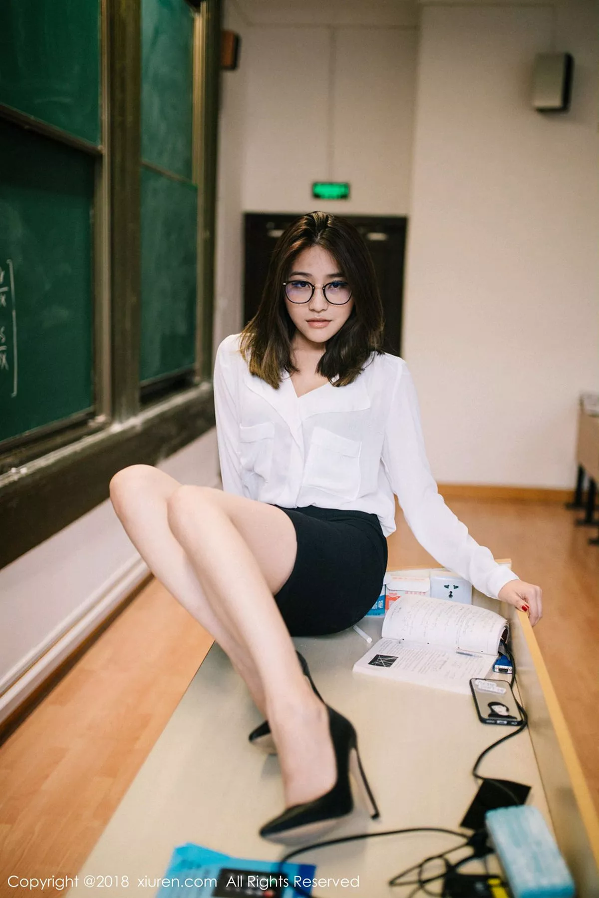 秀人集.com_[XiuRen秀人网]No.1267_女神许诺Sabrina性感教师制服白衬衣配黑短裙秀美腿写真44P