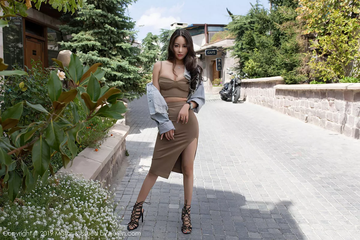 秀人集.com_[MiStar魅妍社]Vol.265_气质女神穆菲菲土耳其旅拍户外性感开胸衣秀白嫩肌肤写真50P