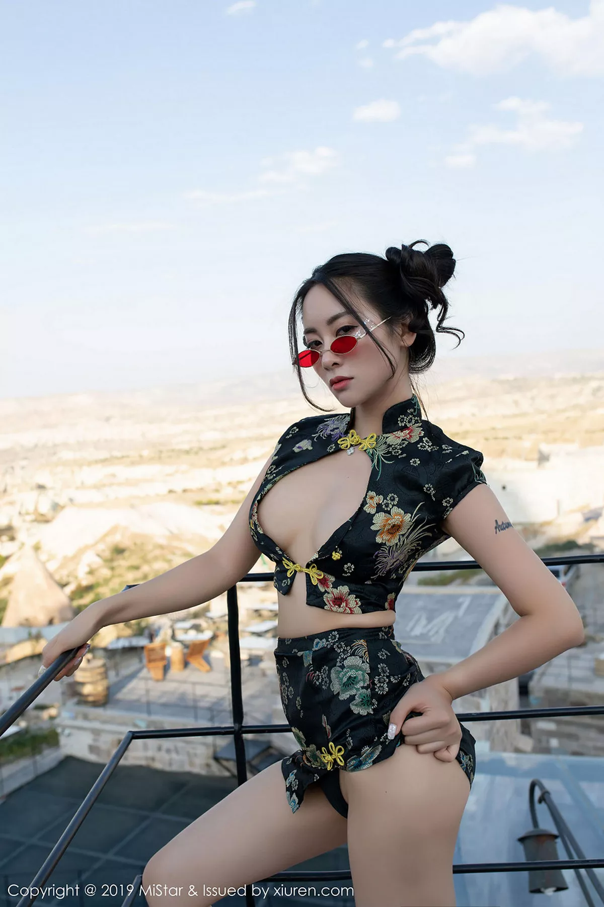 秀人集.com_[MiStar魅妍社]Vol.265_气质女神穆菲菲土耳其旅拍户外性感开胸衣秀白嫩肌肤写真50P