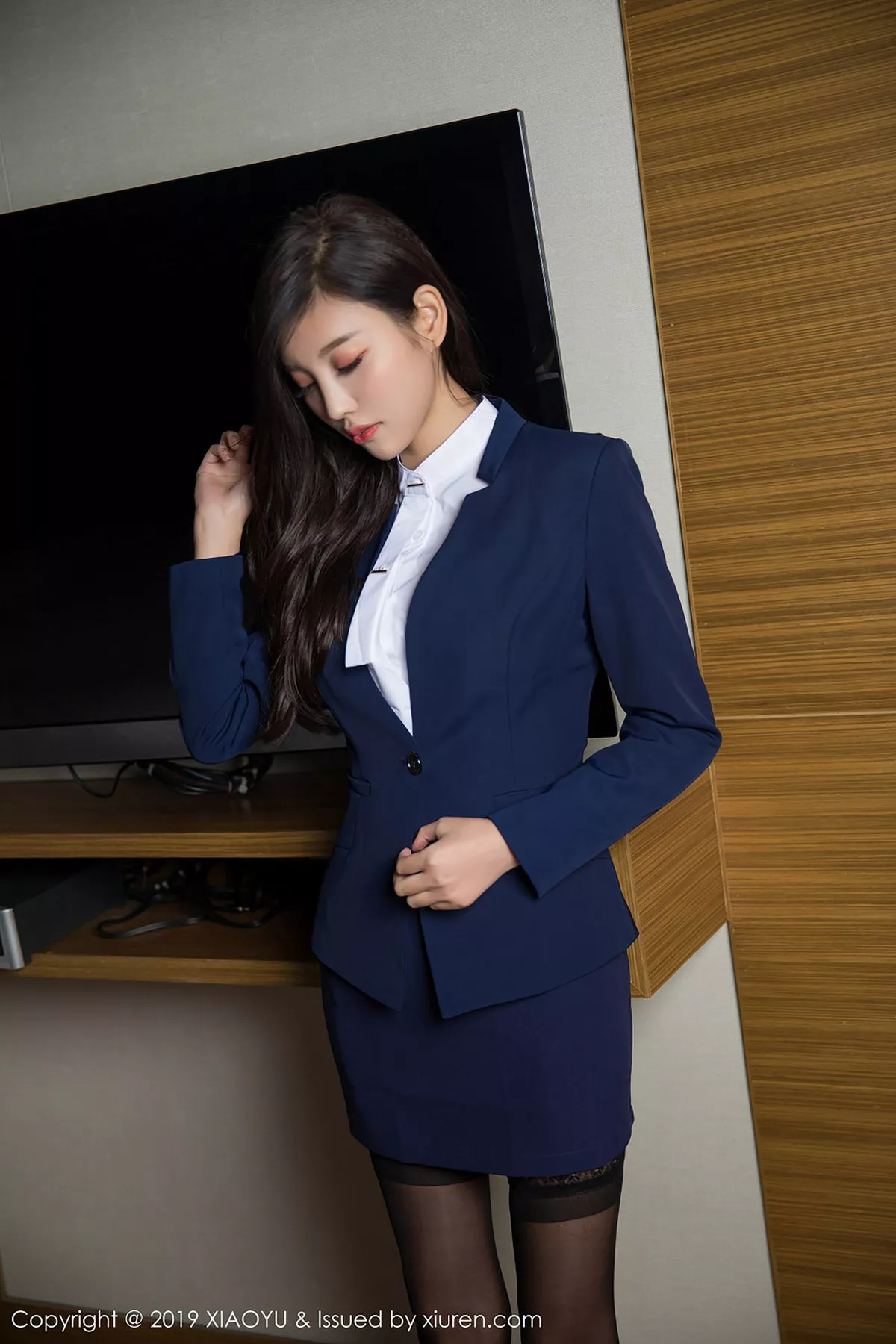 秀人集.com_[XiaoYu画语界]Vol.005_女神杨晨晨sugar知性秘书OL装扮半脱露吊带黑丝诱惑写真70P