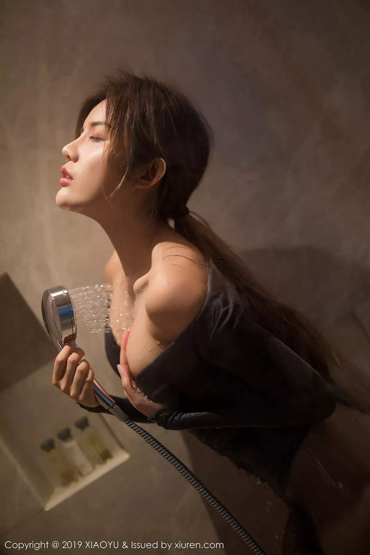 秀人集.com_[XiaoYu画语界]Vol.019_女神Cris_卓娅祺私房浴室里无内黑丝裤袜湿身惹火诱惑写真51P