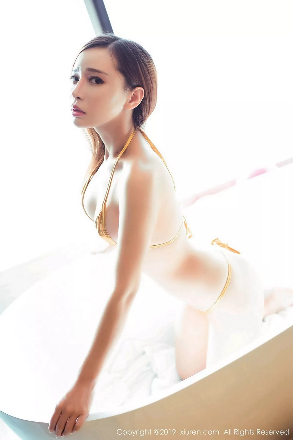 秀人集.com_[XiuRen秀人网]No.1364_嫩模艾小青性感金色比基尼+粉色蕾丝女仆装撩人诱惑写真49P